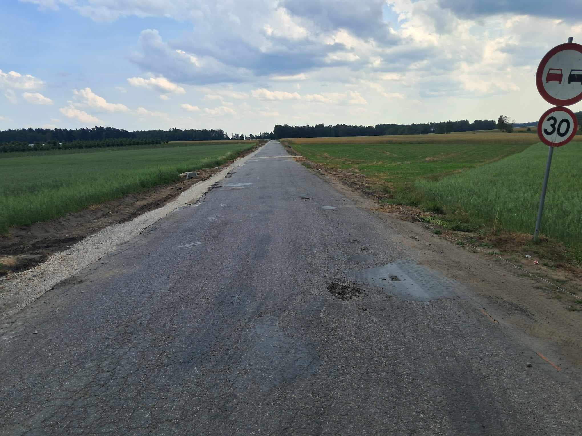 Trwa przebudowa 1,1 km drogi powiatowej relacji Kadłubska Wola - Rogolin na terenie Gminy Radzanów.