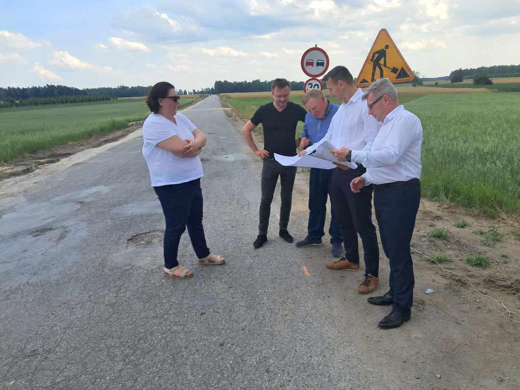 Trwa przebudowa 1,1 km drogi powiatowej relacji Kadłubska Wola - Rogolin na terenie Gminy Radzanów.