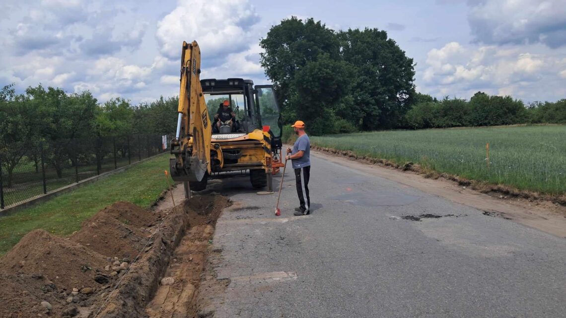 Trwa przebudowa 1,1 km drogi powiatowej relacji Kadłubska Wola - Rogolin na terenie Gminy Radzanów.