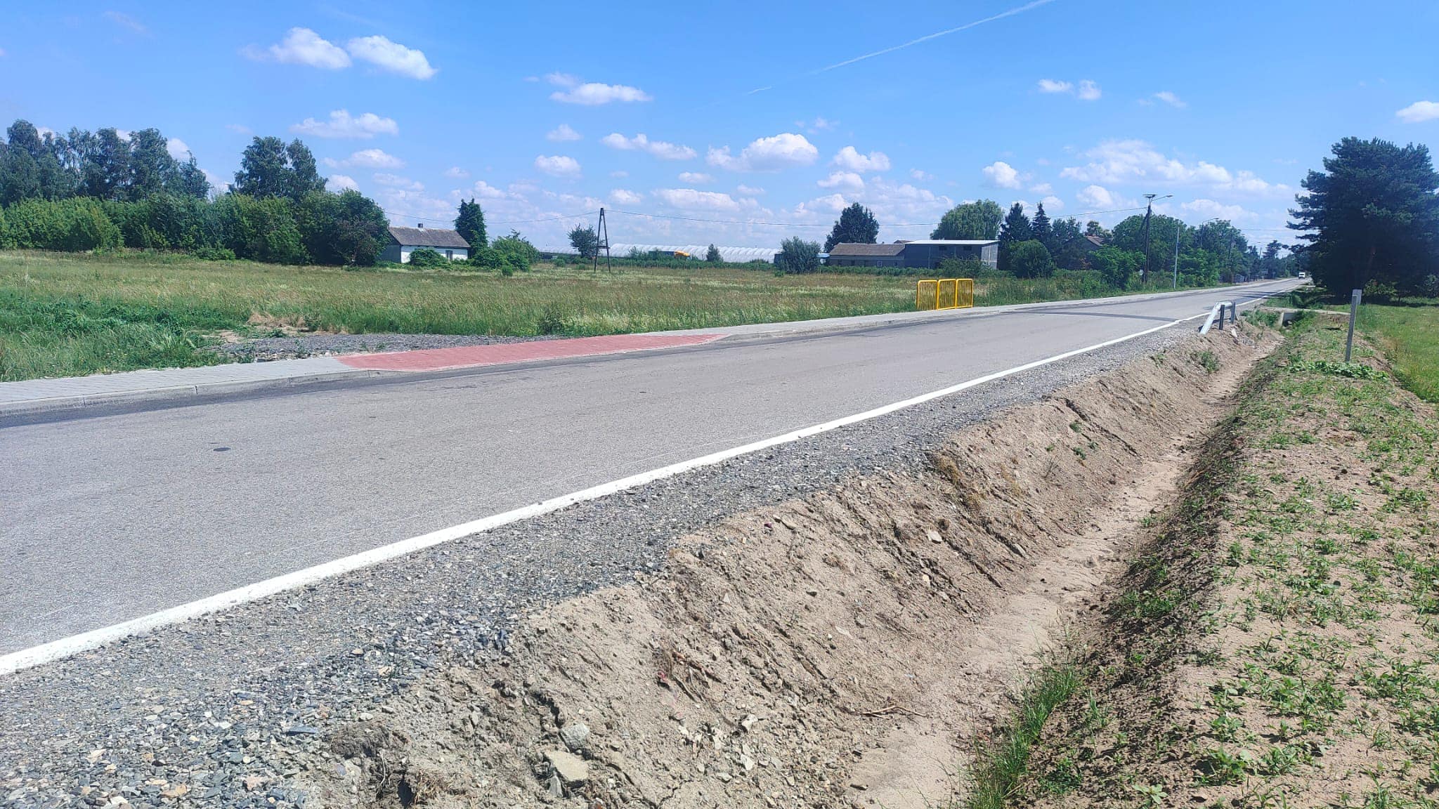 Przebudowa drogi powiatowej na odcinku Olszamy - Daltrozów po odbiorze technicznym. Wzdłuż jezdni powstał chodnik dla pieszych.
