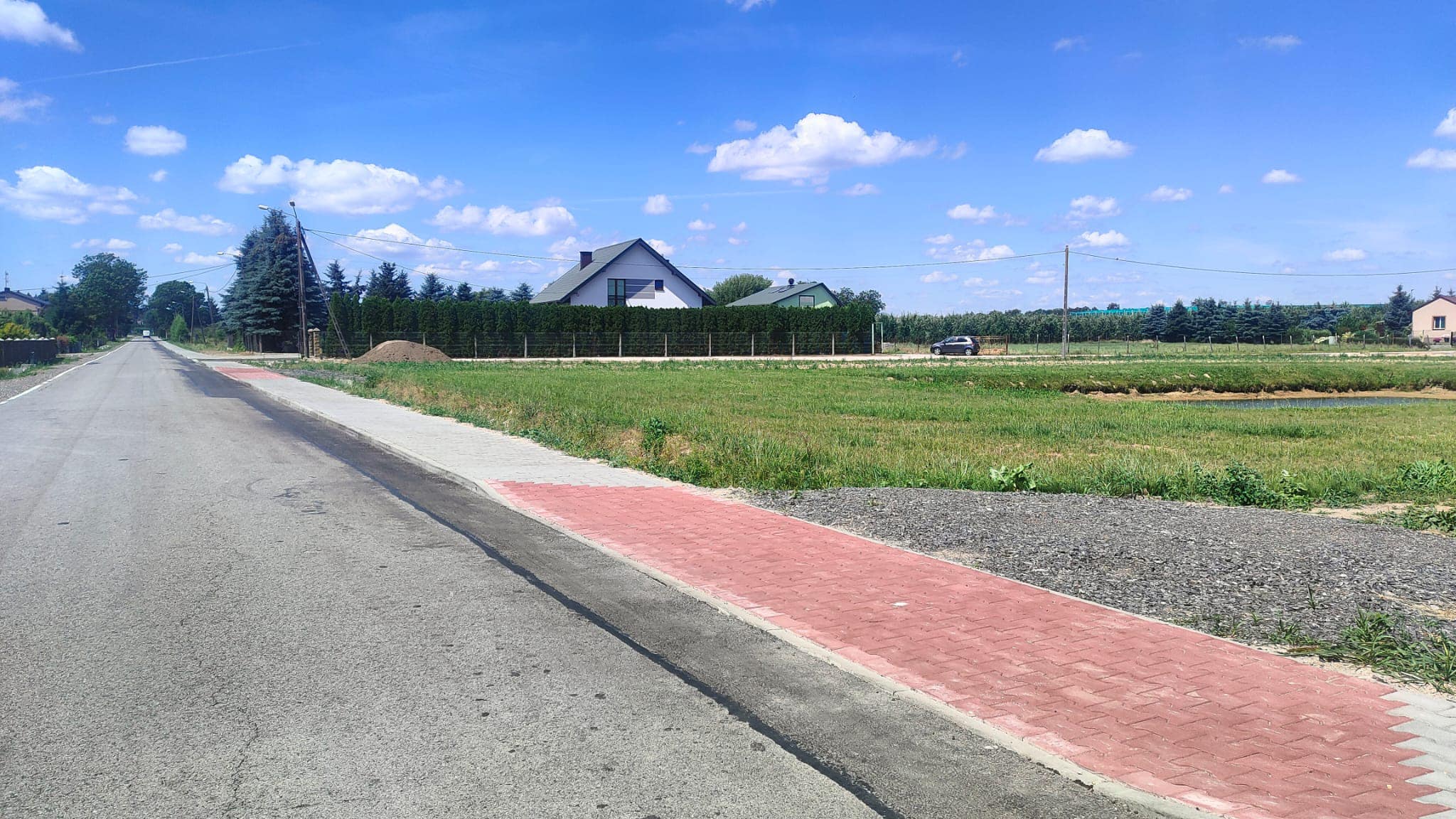 Przebudowa drogi powiatowej na odcinku Olszamy - Daltrozów po odbiorze technicznym. Wzdłuż jezdni powstał chodnik dla pieszych.