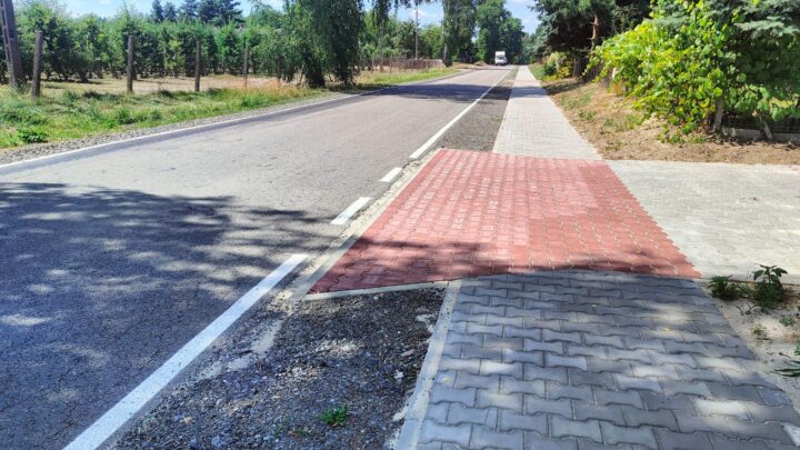 Przebudowa drogi powiatowej na odcinku Olszamy - Daltrozów po odbiorze technicznym. Wzdłuż jezdni powstał chodnik dla pieszych.