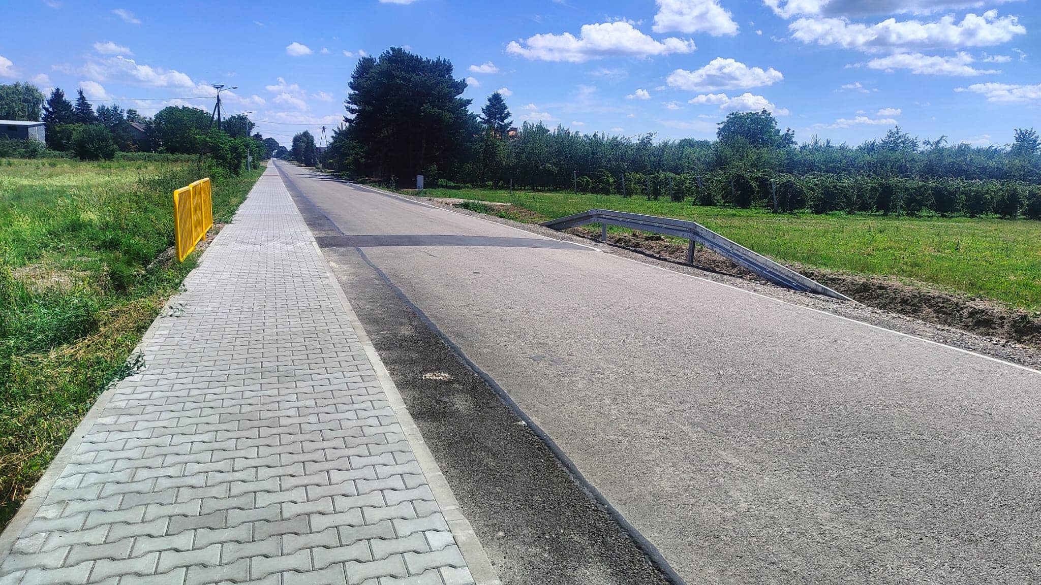 Przebudowa drogi powiatowej na odcinku Olszamy - Daltrozów po odbiorze technicznym. Wzdłuż jezdni powstał chodnik dla pieszych.