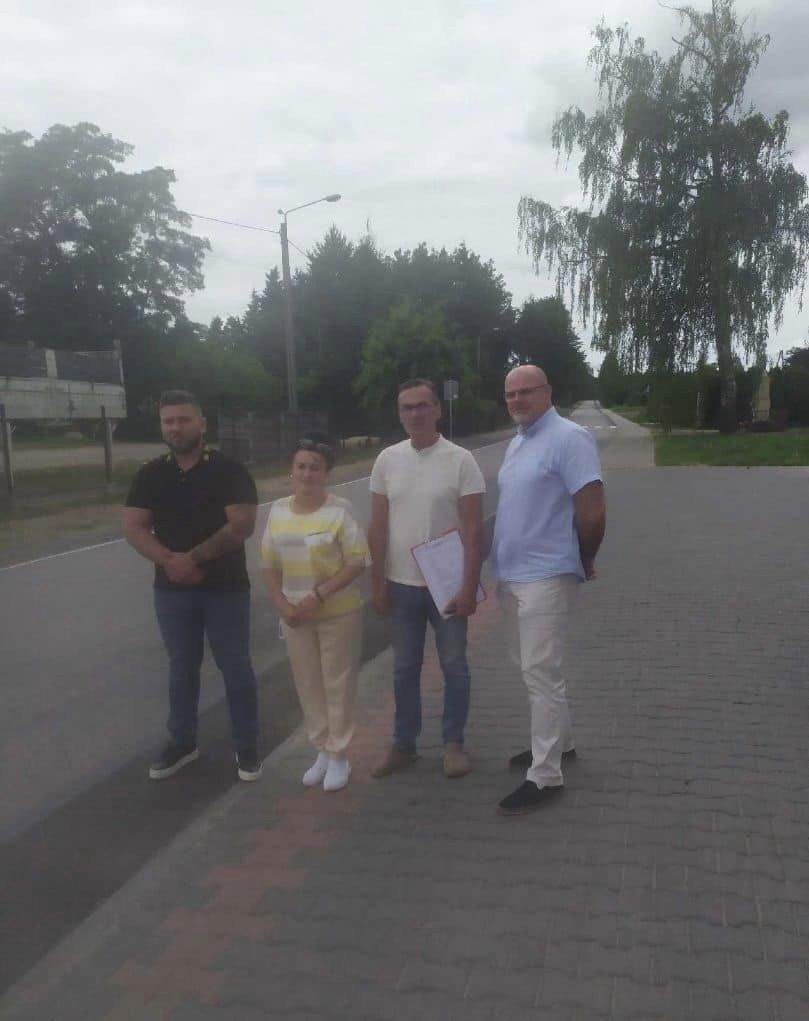 Przebudowa drogi powiatowej na odcinku Olszamy - Daltrozów po odbiorze technicznym. Wzdłuż jezdni powstał chodnik dla pieszych.