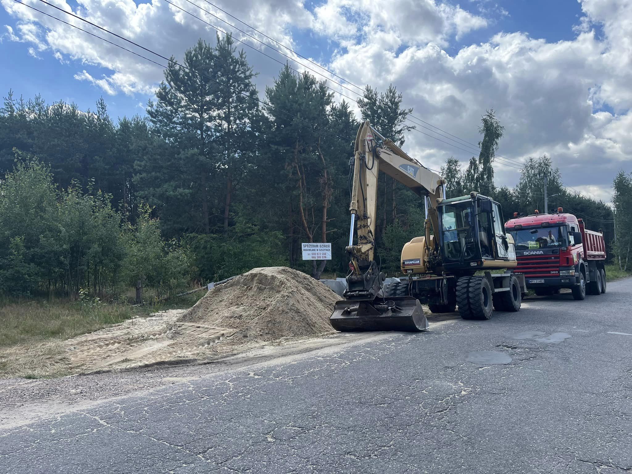 W ramach projektu „Przebudowa dróg powiatowych na terenie gmin: Stara Błotnica, Białobrzegi, Promna oraz Radzanów” trwa przebudowa drogi powiatowej nr 1125W Szczyty – Brzeźce.