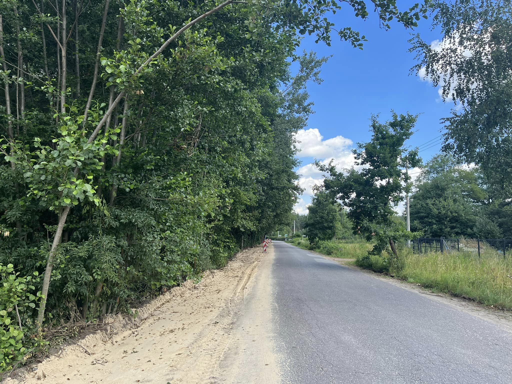 W ramach projektu „Przebudowa dróg powiatowych na terenie gmin: Stara Błotnica, Białobrzegi, Promna oraz Radzanów” trwa przebudowa drogi powiatowej nr 1125W Szczyty – Brzeźce.