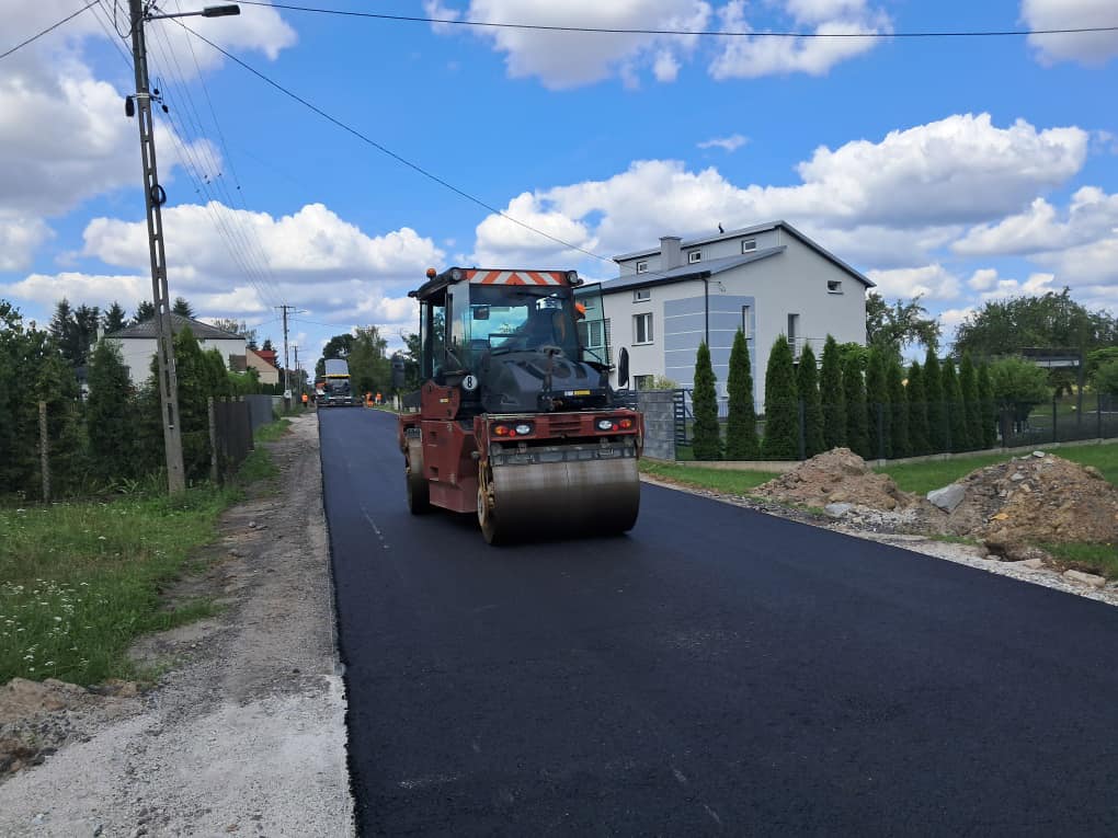 Nieustaje postęp prac drogowych we wszystkich gminach Powiatu Białobrzeskiego.