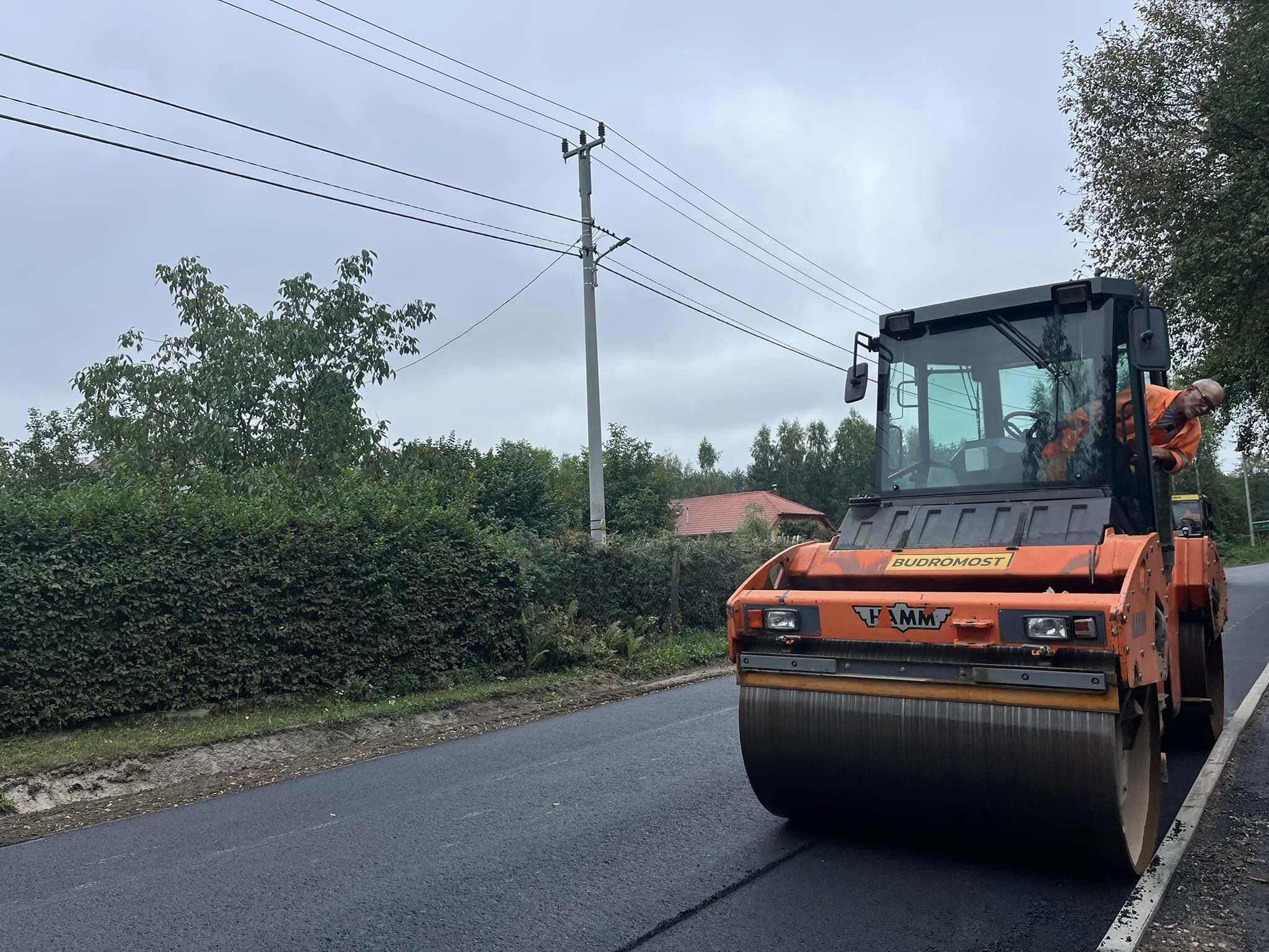 Postępują prace przy przebudowie kolejnej drogi powiatowej.