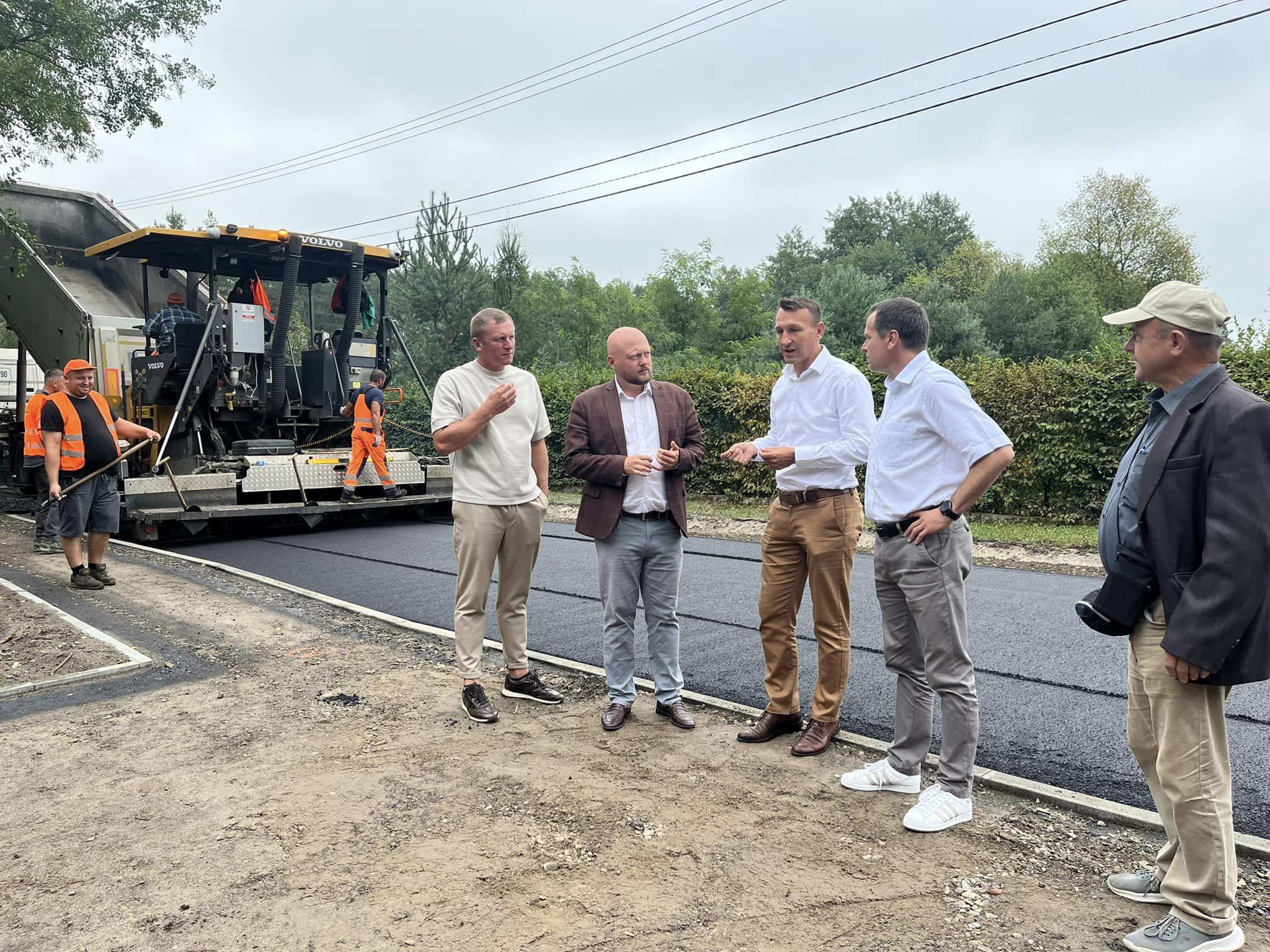 Postępują prace przy przebudowie kolejnej drogi powiatowej.