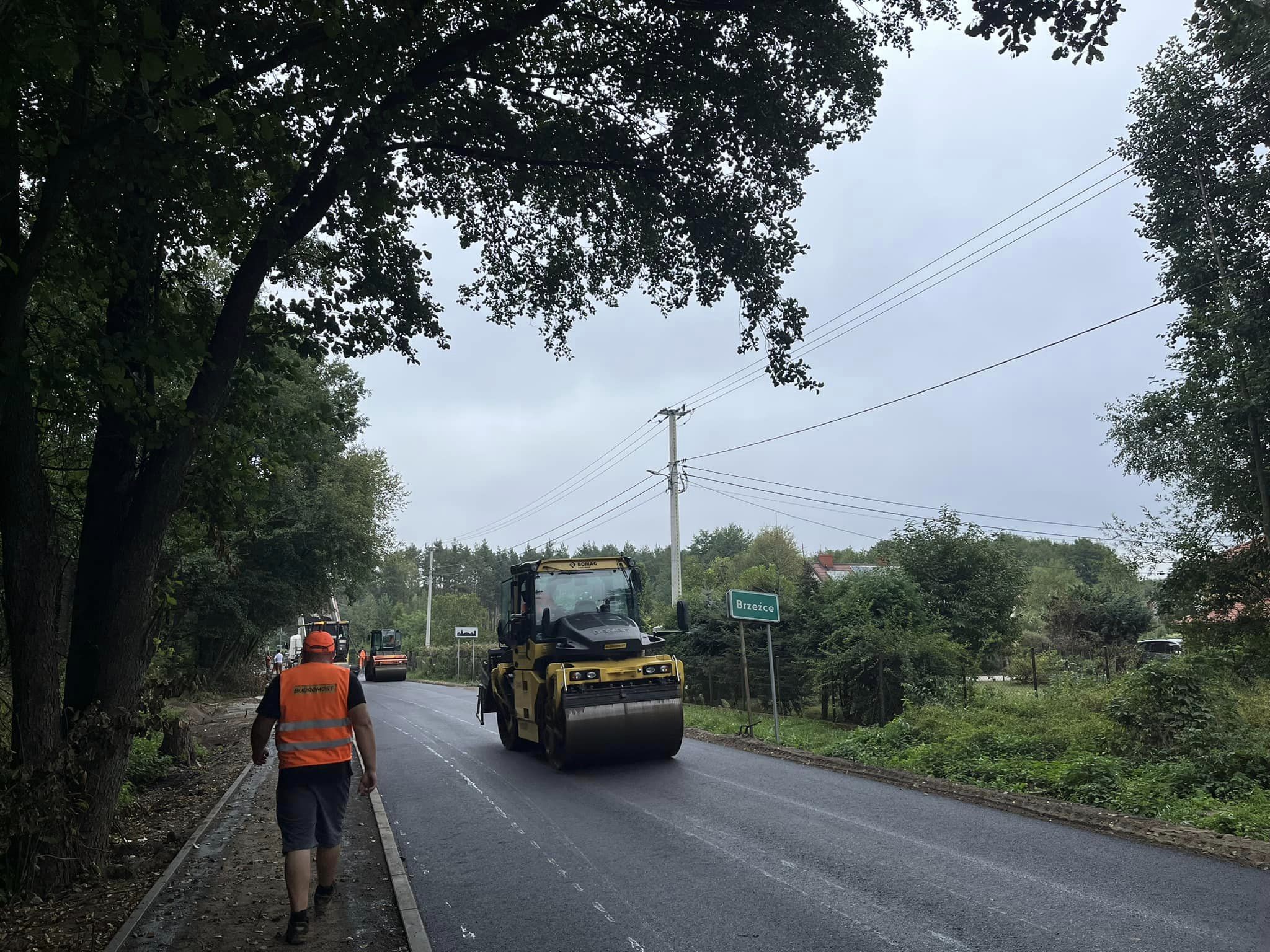 Postępują prace przy przebudowie kolejnej drogi powiatowej.
