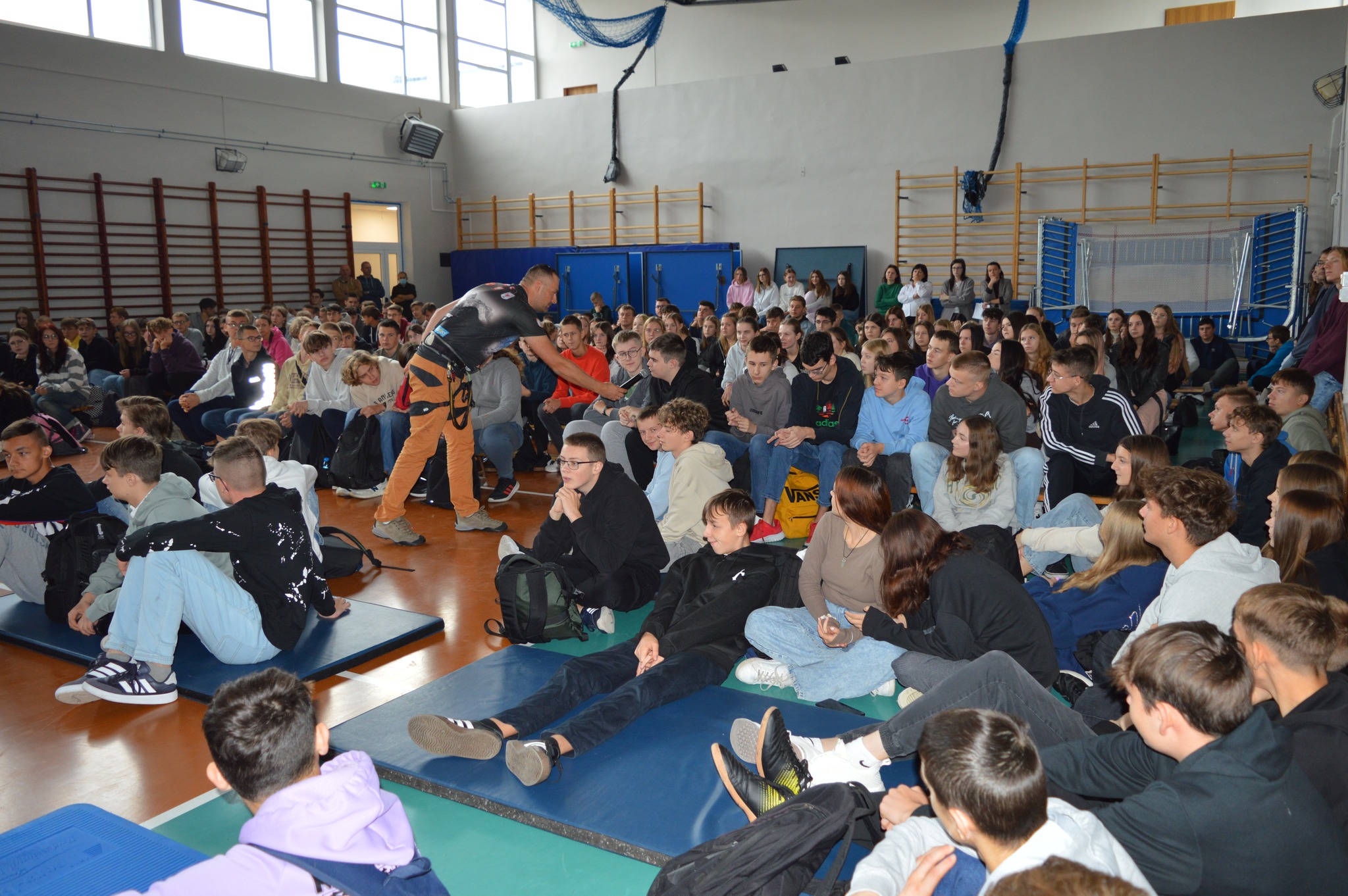 W dniach 7 i 8 października 2024 roku uczniowie dwóch białobrzeskich szkół – Liceum Ogólnokształcące im. Armii Krajowej w Białobrzegach oraz Zespół Szkół Ponadpodstawowych w Białobrzegach – mieli okazję uczestniczyć w wyjątkowych prelekcjach poświęconych tematyce górskiej.