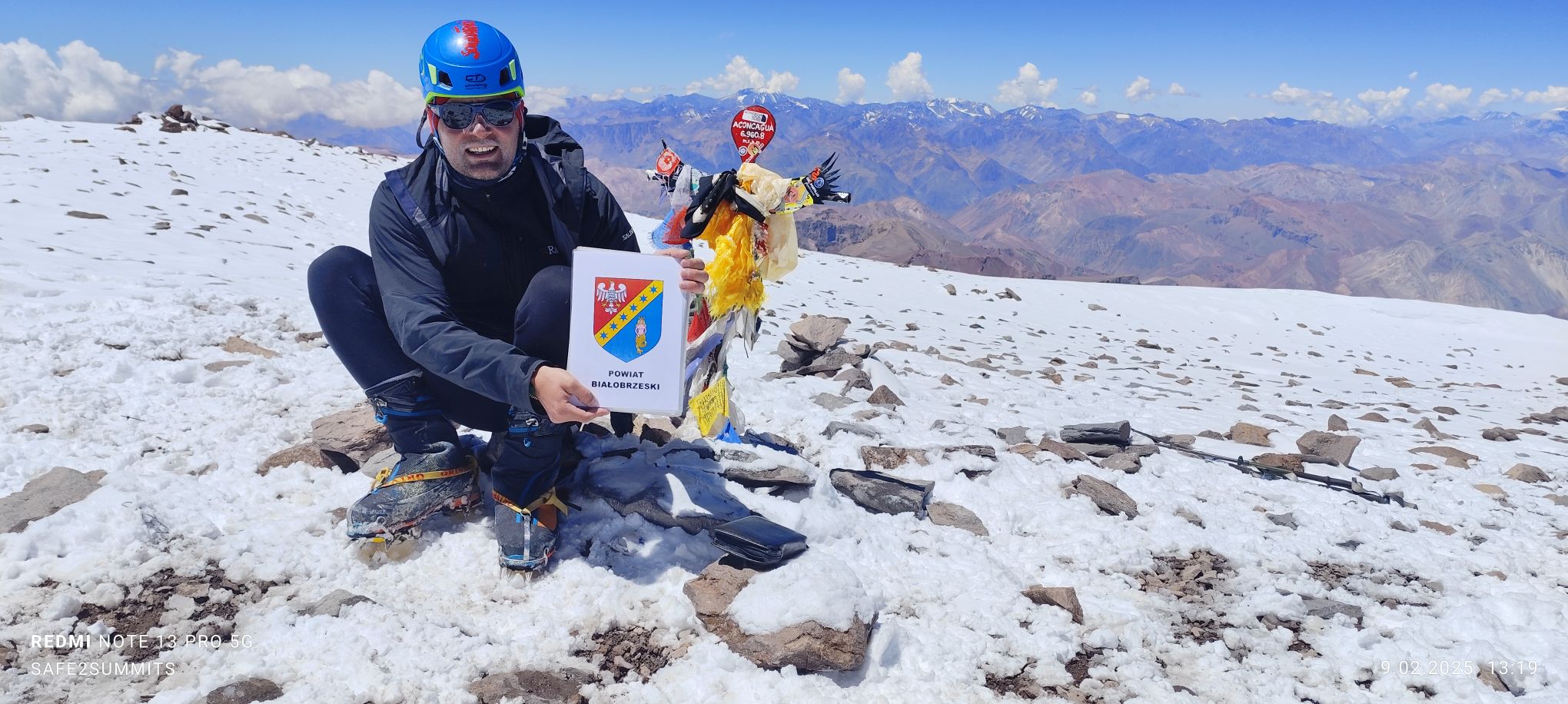 Niesamowite wieści prosto z Andów! 9 lutego 2025 roku, nasz nieustraszony himalaista Karol Adamski w towarzystwie wyjątkowego zespołu - Piotra Klincewicza, Tomasza Matwiejczuka, Bohdana Wójcickiego, Bartłomieja Krzemińskiego oraz Aleho Rodana - zdobył szczyt Aconcagua!