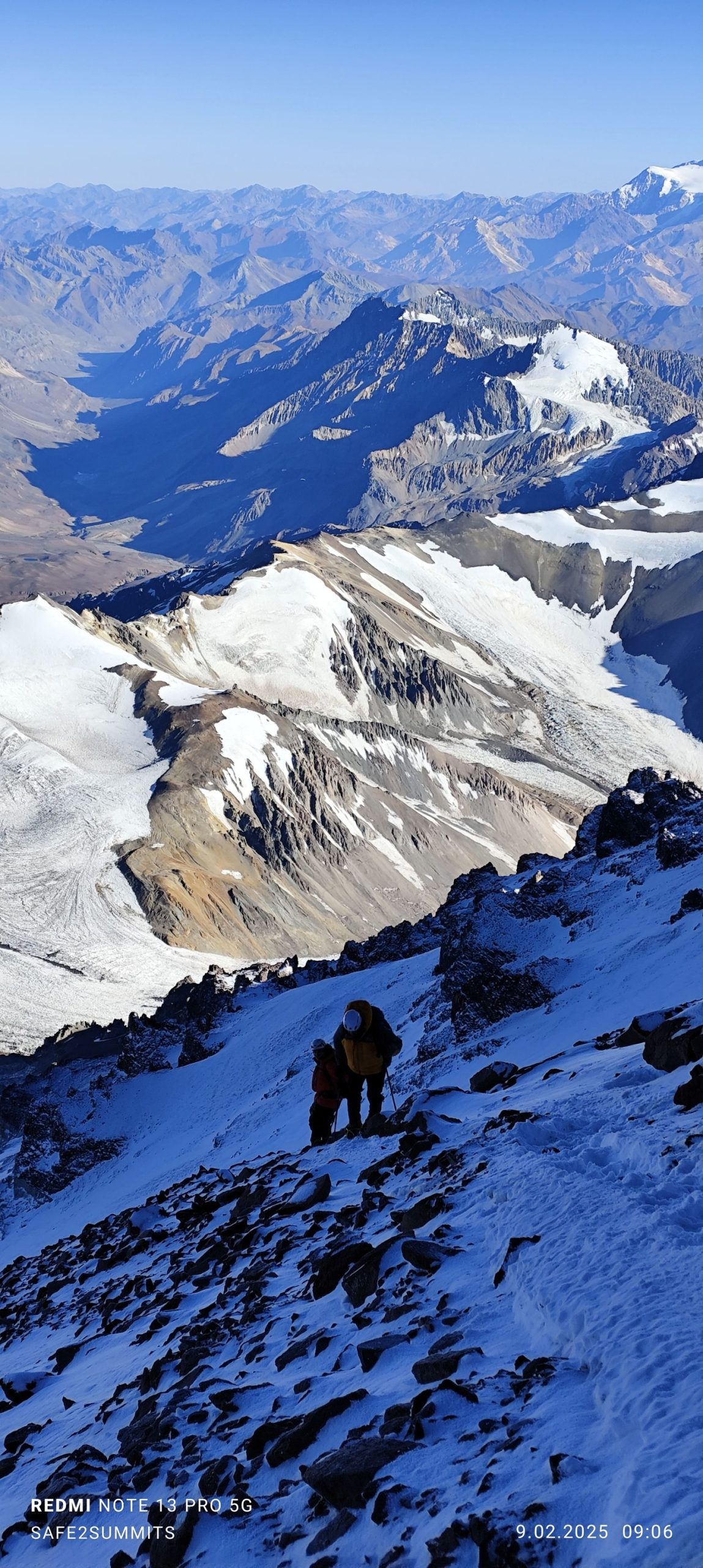 Niesamowite wieści prosto z Andów! 9 lutego 2025 roku, nasz nieustraszony himalaista Karol Adamski w towarzystwie wyjątkowego zespołu - Piotra Klincewicza, Tomasza Matwiejczuka, Bohdana Wójcickiego, Bartłomieja Krzemińskiego oraz Aleho Rodana - zdobył szczyt Aconcagua!
