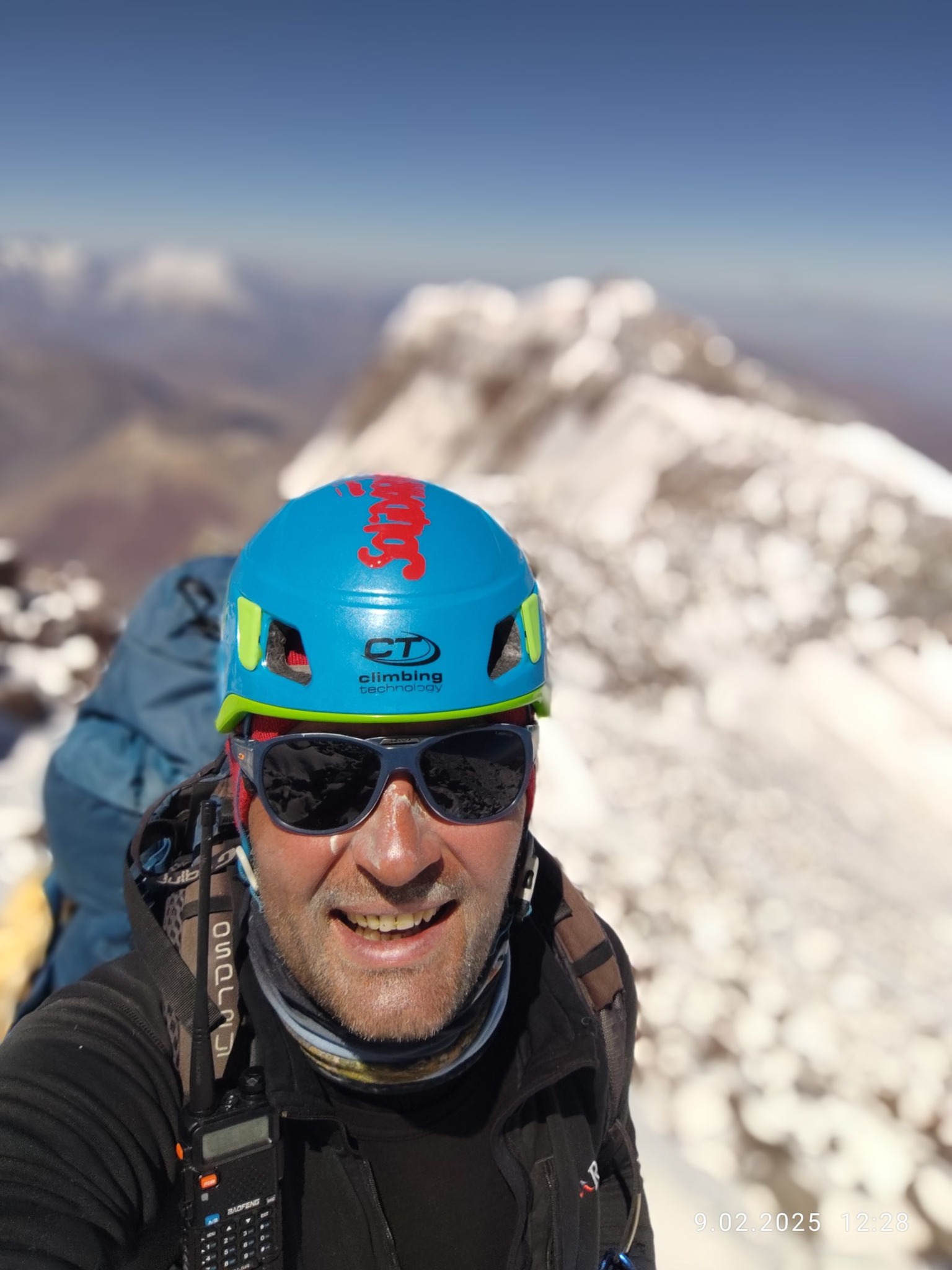 Niesamowite wieści prosto z Andów! 9 lutego 2025 roku, nasz nieustraszony himalaista Karol Adamski w towarzystwie wyjątkowego zespołu - Piotra Klincewicza, Tomasza Matwiejczuka, Bohdana Wójcickiego, Bartłomieja Krzemińskiego oraz Aleho Rodana - zdobył szczyt Aconcagua!