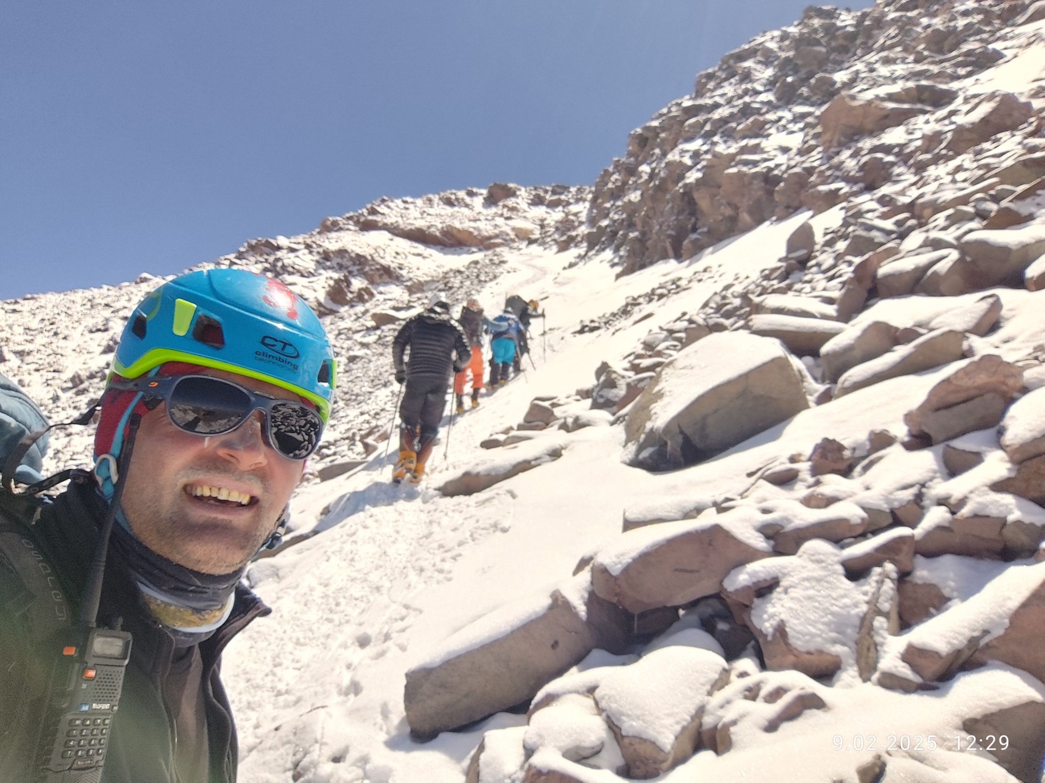 Niesamowite wieści prosto z Andów! 9 lutego 2025 roku, nasz nieustraszony himalaista Karol Adamski w towarzystwie wyjątkowego zespołu - Piotra Klincewicza, Tomasza Matwiejczuka, Bohdana Wójcickiego, Bartłomieja Krzemińskiego oraz Aleho Rodana - zdobył szczyt Aconcagua!