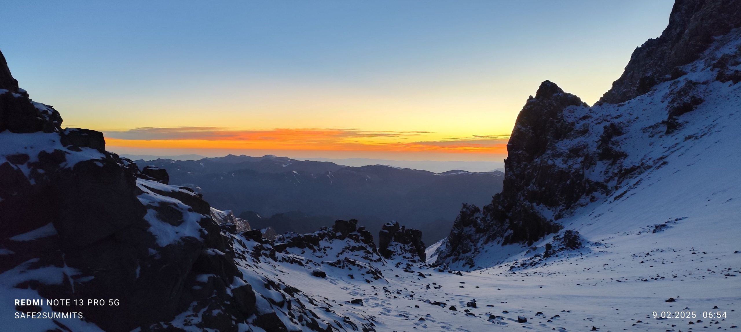 Niesamowite wieści prosto z Andów! 9 lutego 2025 roku, nasz nieustraszony himalaista Karol Adamski w towarzystwie wyjątkowego zespołu - Piotra Klincewicza, Tomasza Matwiejczuka, Bohdana Wójcickiego, Bartłomieja Krzemińskiego oraz Aleho Rodana - zdobył szczyt Aconcagua!