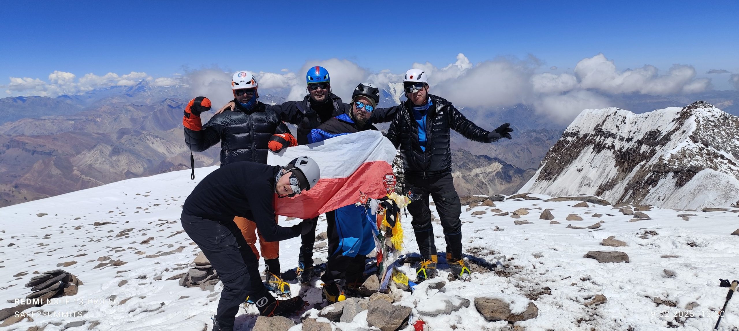 Niesamowite wieści prosto z Andów! 9 lutego 2025 roku, nasz nieustraszony himalaista Karol Adamski w towarzystwie wyjątkowego zespołu - Piotra Klincewicza, Tomasza Matwiejczuka, Bohdana Wójcickiego, Bartłomieja Krzemińskiego oraz Aleho Rodana - zdobył szczyt Aconcagua!