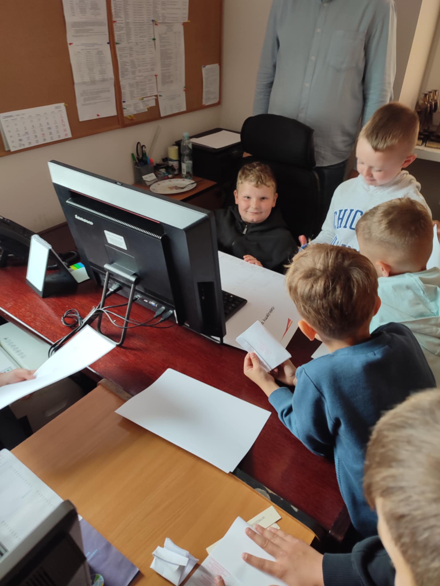 uczniowie Publicznej Szkoły Podstawowej im. św. Jana Pawła II w Borku wraz z opiekunami odwiedzili Starostwo Powiatowe w Białobrzegach.