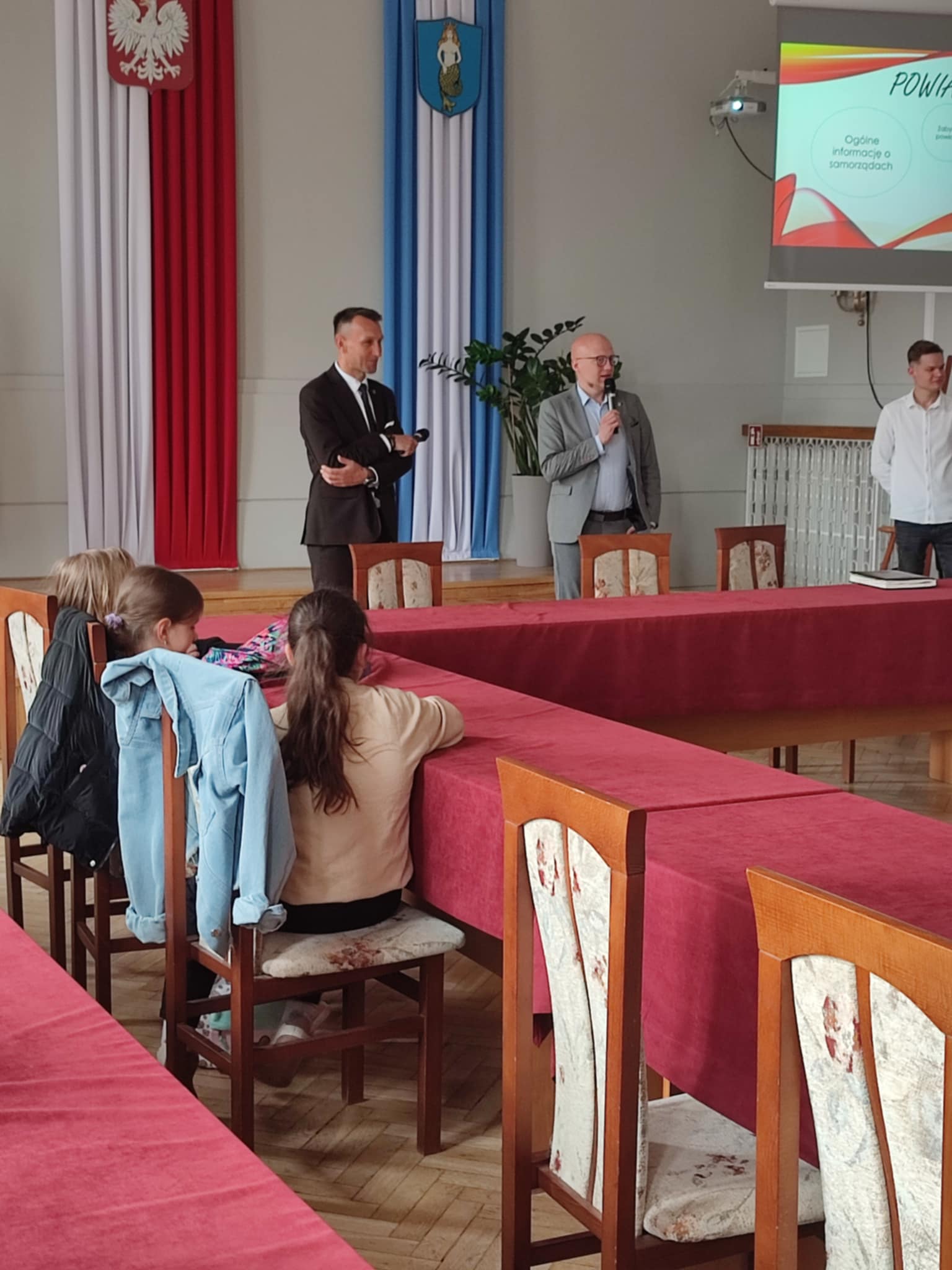 uczniowie Publicznej Szkoły Podstawowej im. św. Jana Pawła II w Borku wraz z opiekunami odwiedzili Starostwo Powiatowe w Białobrzegach.