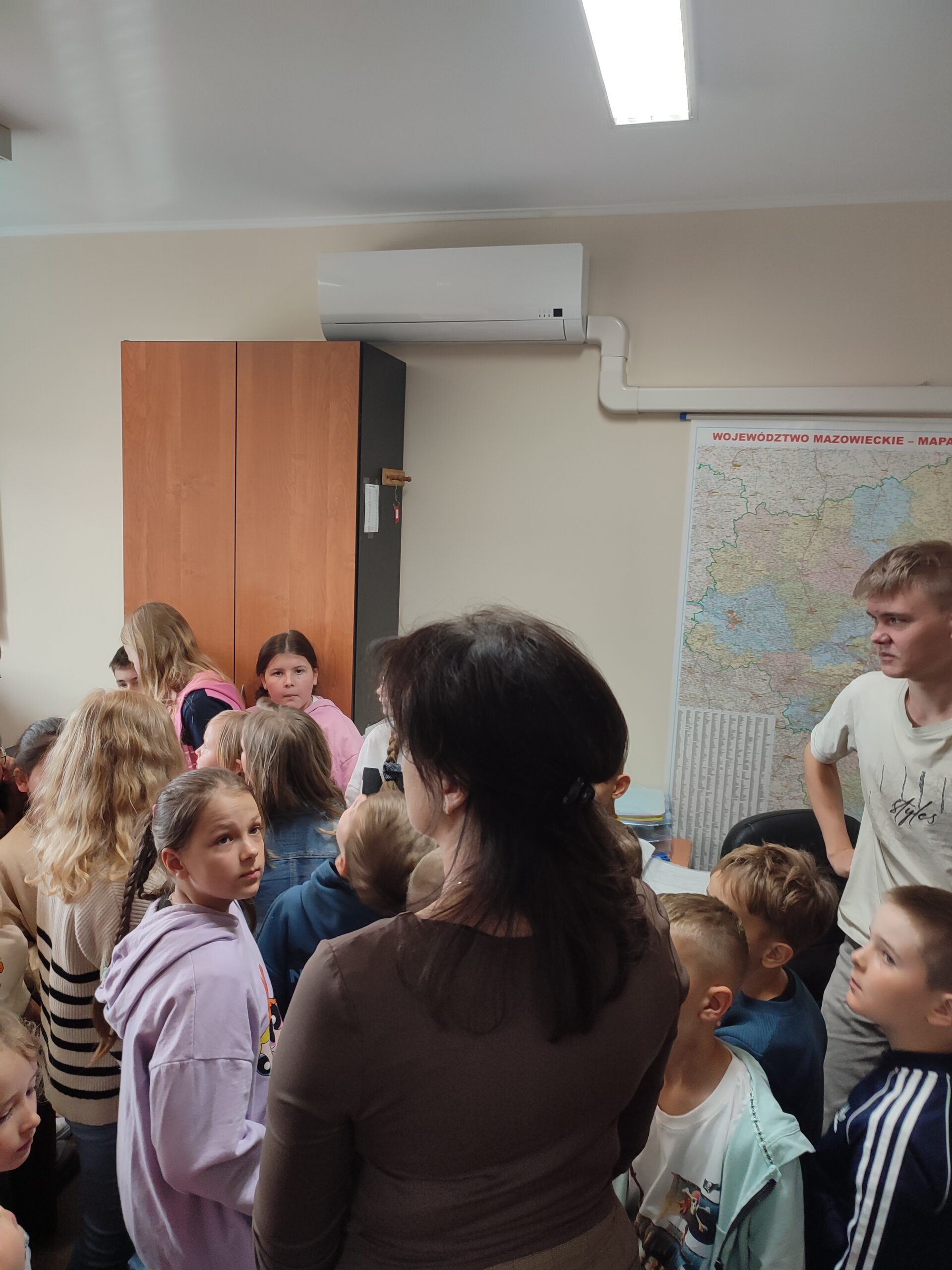 uczniowie Publicznej Szkoły Podstawowej im. św. Jana Pawła II w Borku wraz z opiekunami odwiedzili Starostwo Powiatowe w Białobrzegach.