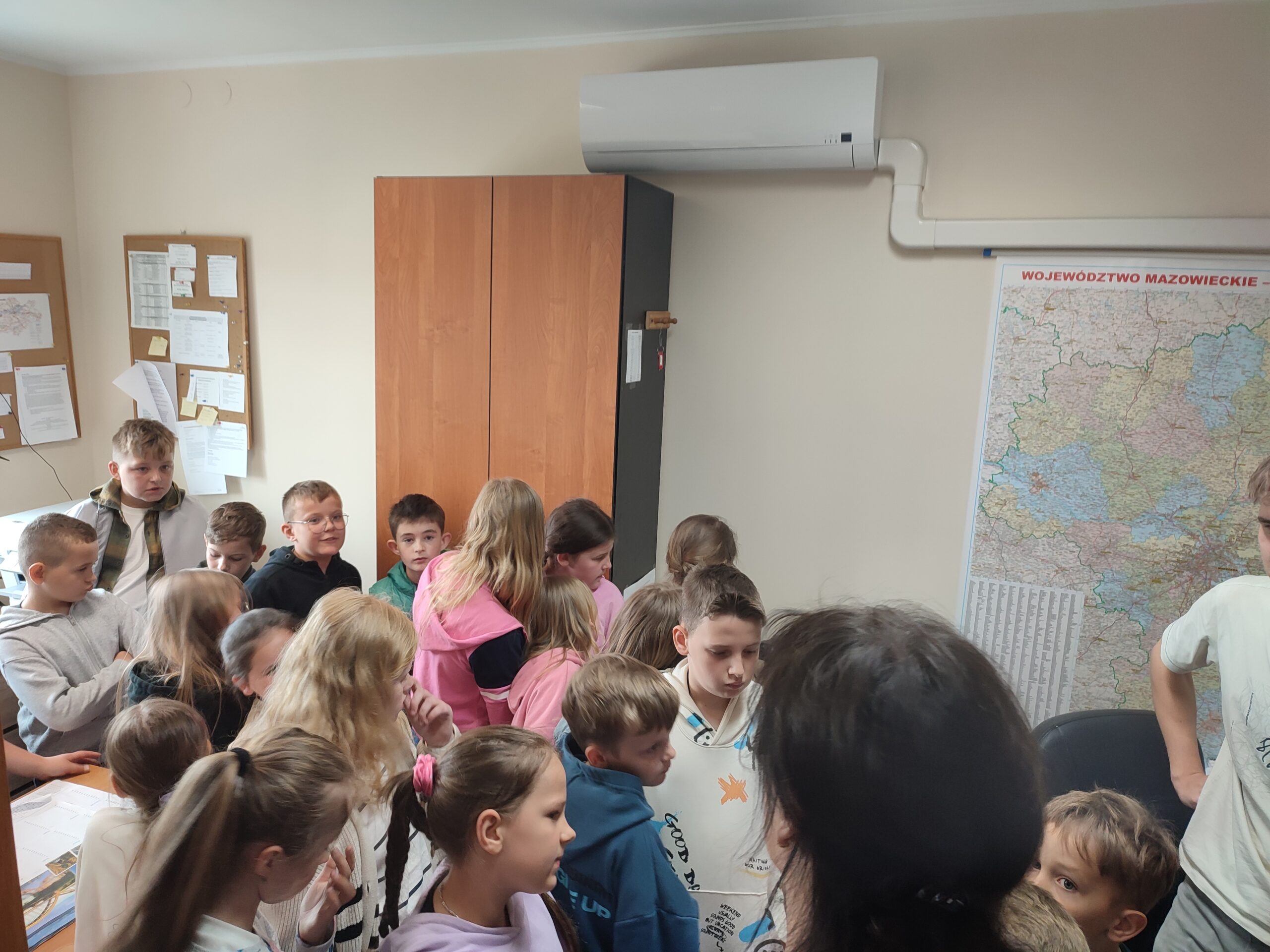 uczniowie Publicznej Szkoły Podstawowej im. św. Jana Pawła II w Borku wraz z opiekunami odwiedzili Starostwo Powiatowe w Białobrzegach.