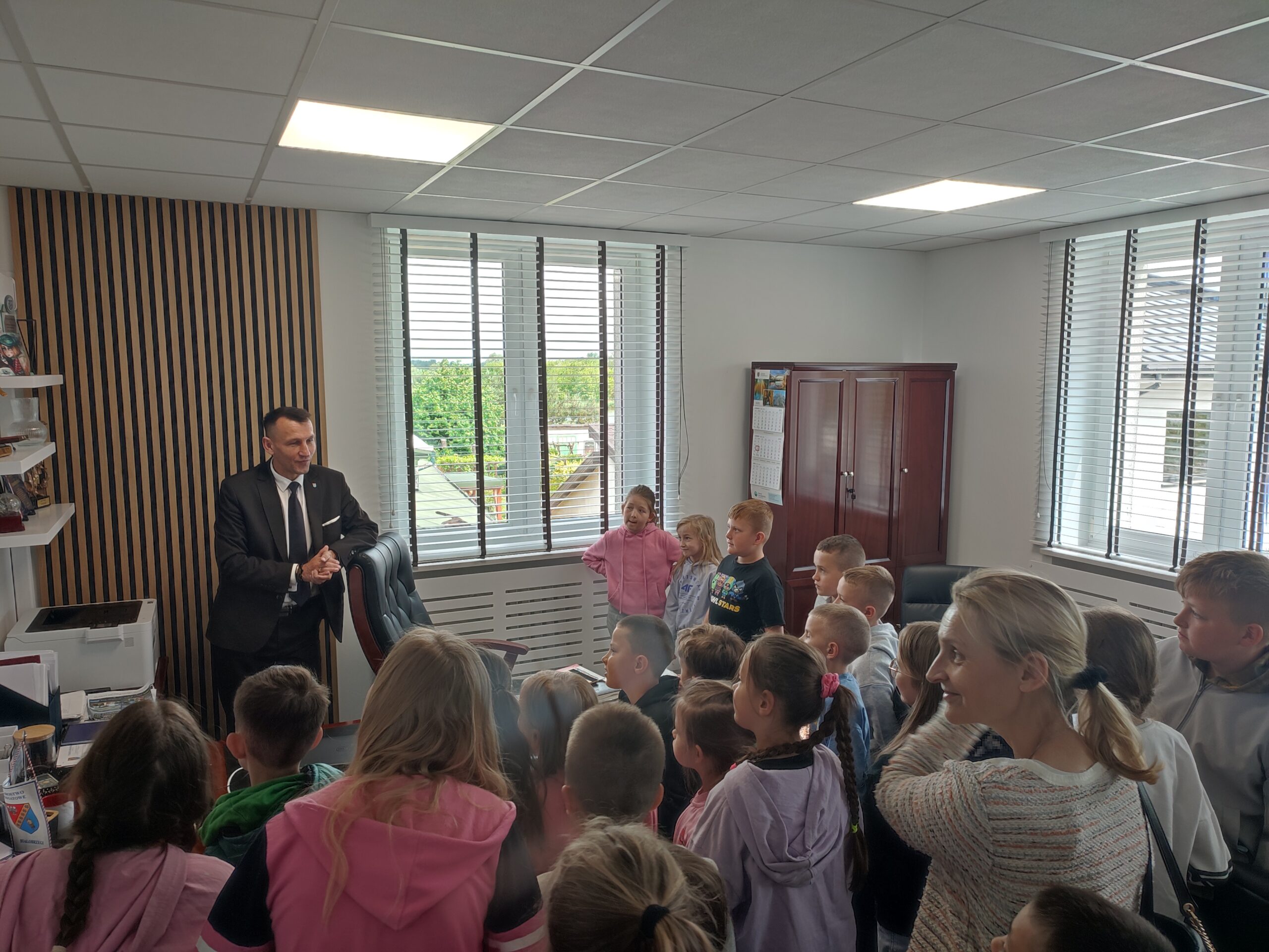 uczniowie Publicznej Szkoły Podstawowej im. św. Jana Pawła II w Borku wraz z opiekunami odwiedzili Starostwo Powiatowe w Białobrzegach.