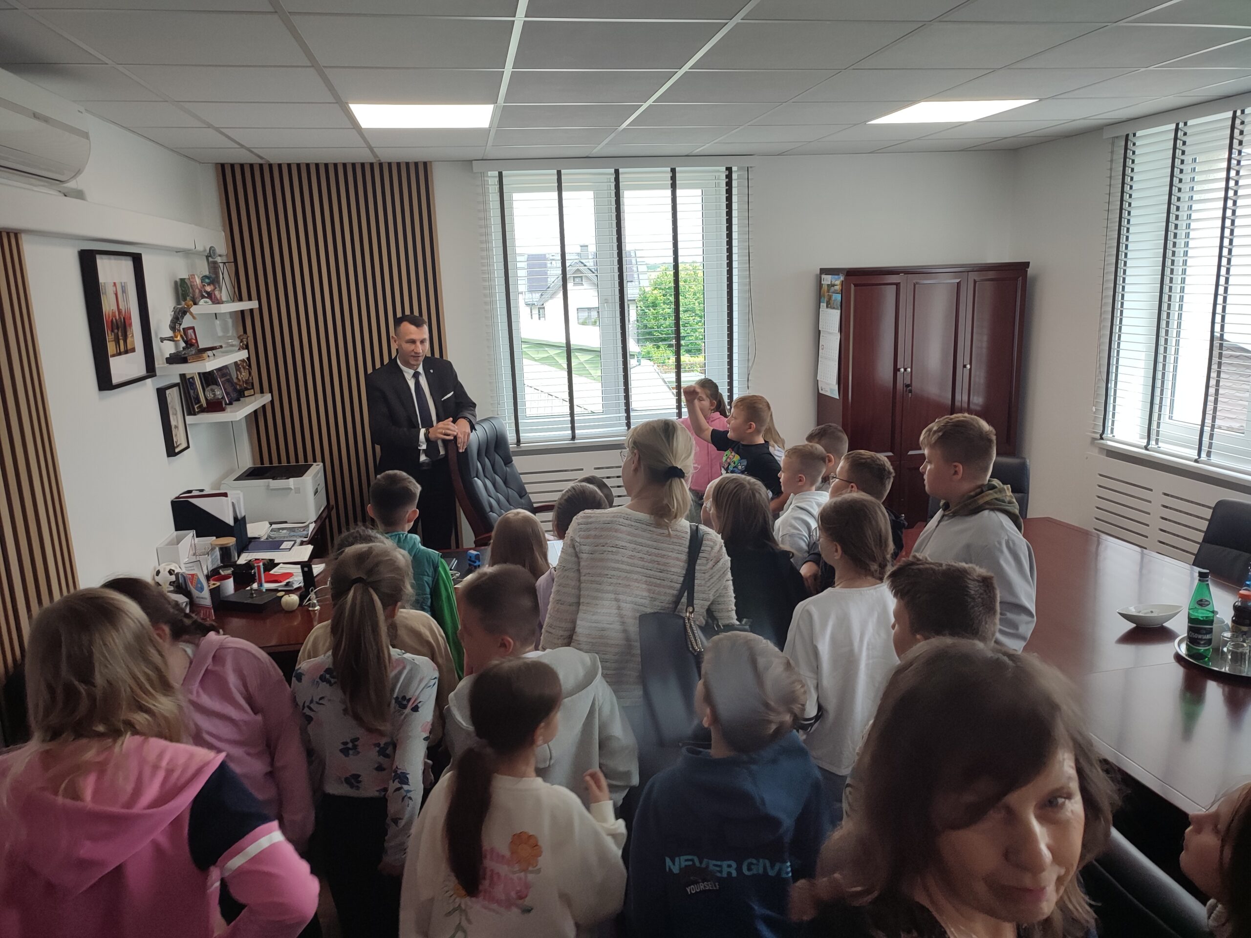 uczniowie Publicznej Szkoły Podstawowej im. św. Jana Pawła II w Borku wraz z opiekunami odwiedzili Starostwo Powiatowe w Białobrzegach.