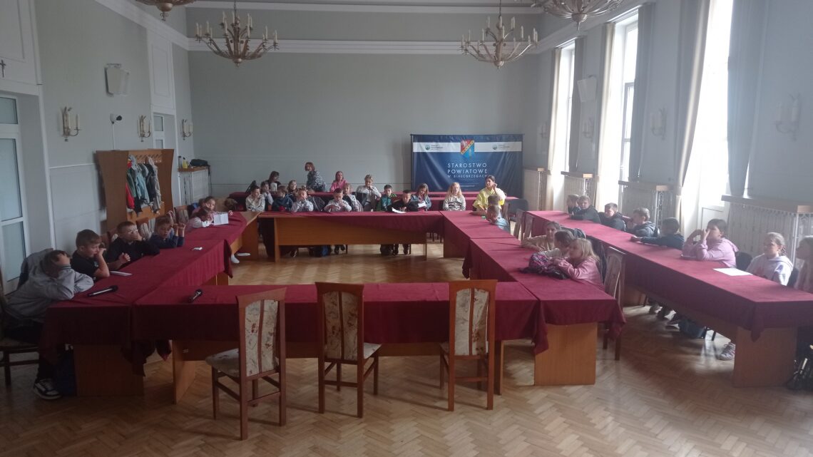 uczniowie Publicznej Szkoły Podstawowej im. św. Jana Pawła II w Borku wraz z opiekunami odwiedzili Starostwo Powiatowe w Białobrzegach.