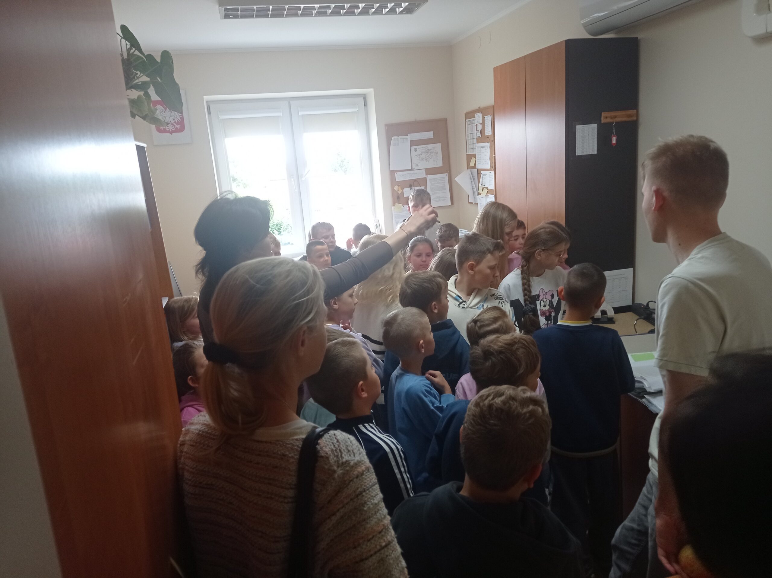 uczniowie Publicznej Szkoły Podstawowej im. św. Jana Pawła II w Borku wraz z opiekunami odwiedzili Starostwo Powiatowe w Białobrzegach.