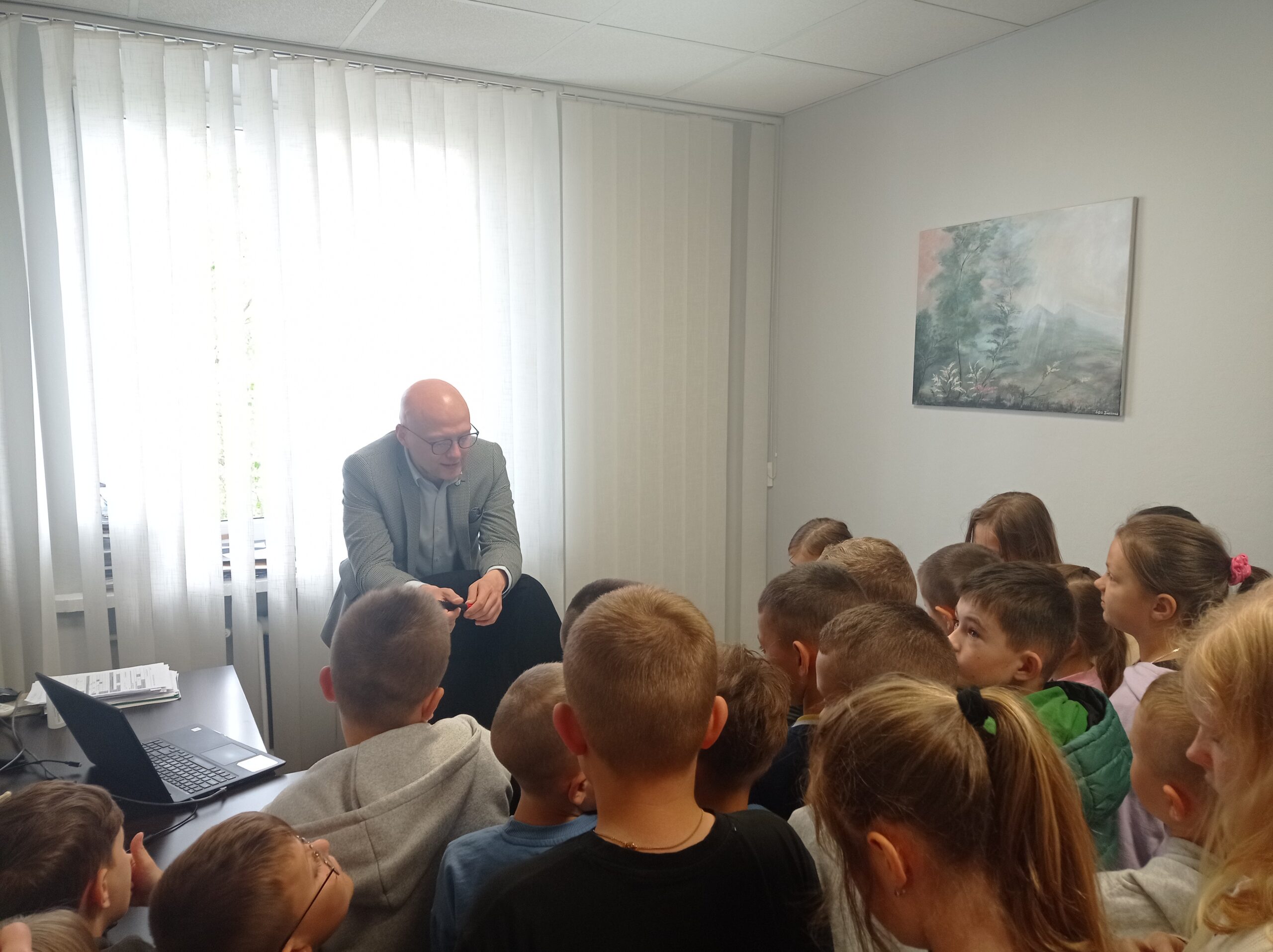 uczniowie Publicznej Szkoły Podstawowej im. św. Jana Pawła II w Borku wraz z opiekunami odwiedzili Starostwo Powiatowe w Białobrzegach.