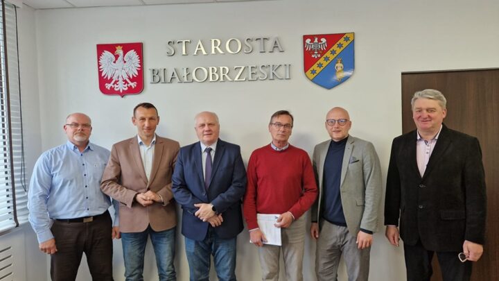 Umowa podpisana – chodnik przy ul. Wareckiej w Stromcu powstanie jeszcze w tym roku!