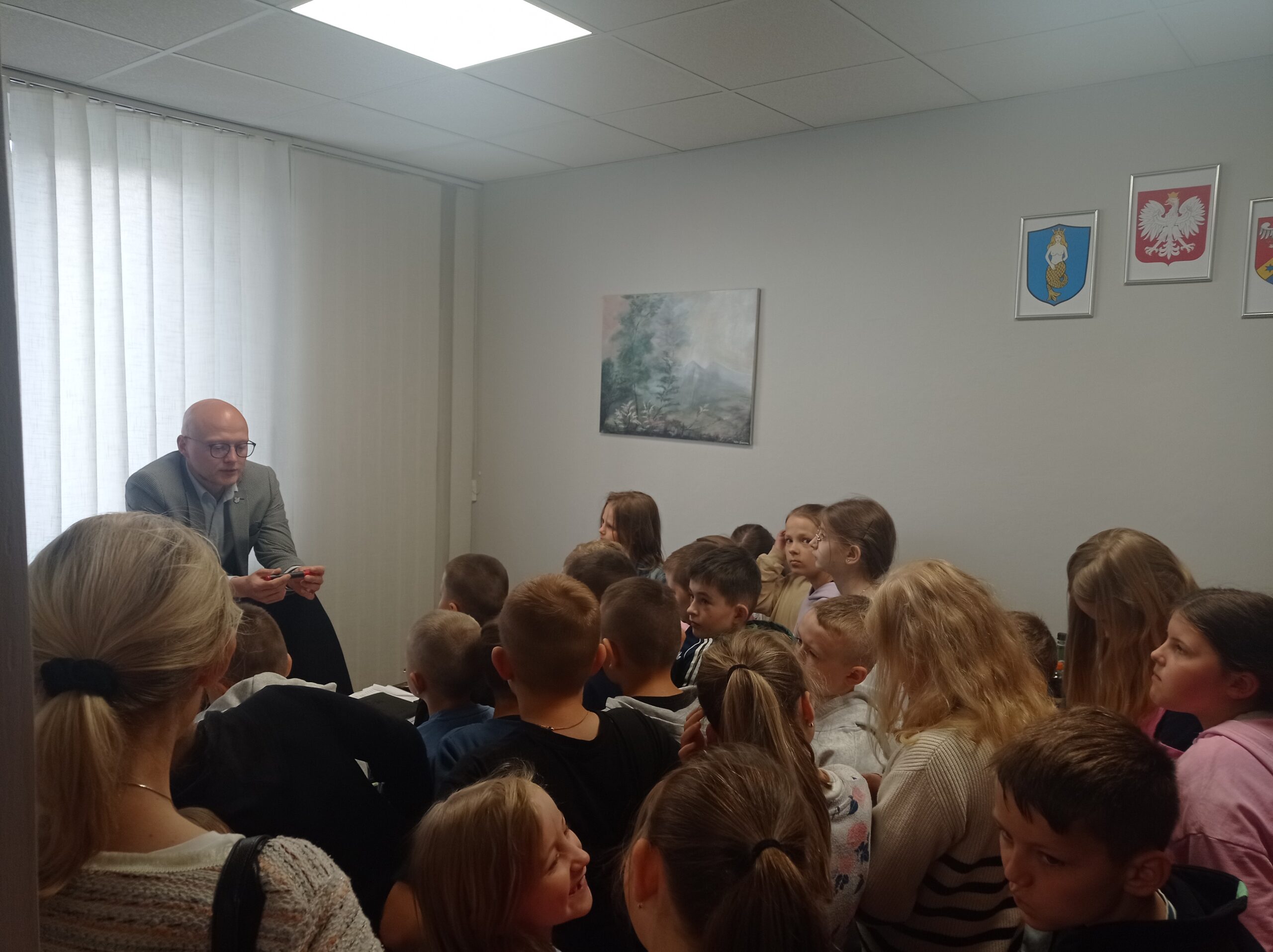 uczniowie Publicznej Szkoły Podstawowej im. św. Jana Pawła II w Borku wraz z opiekunami odwiedzili Starostwo Powiatowe w Białobrzegach.