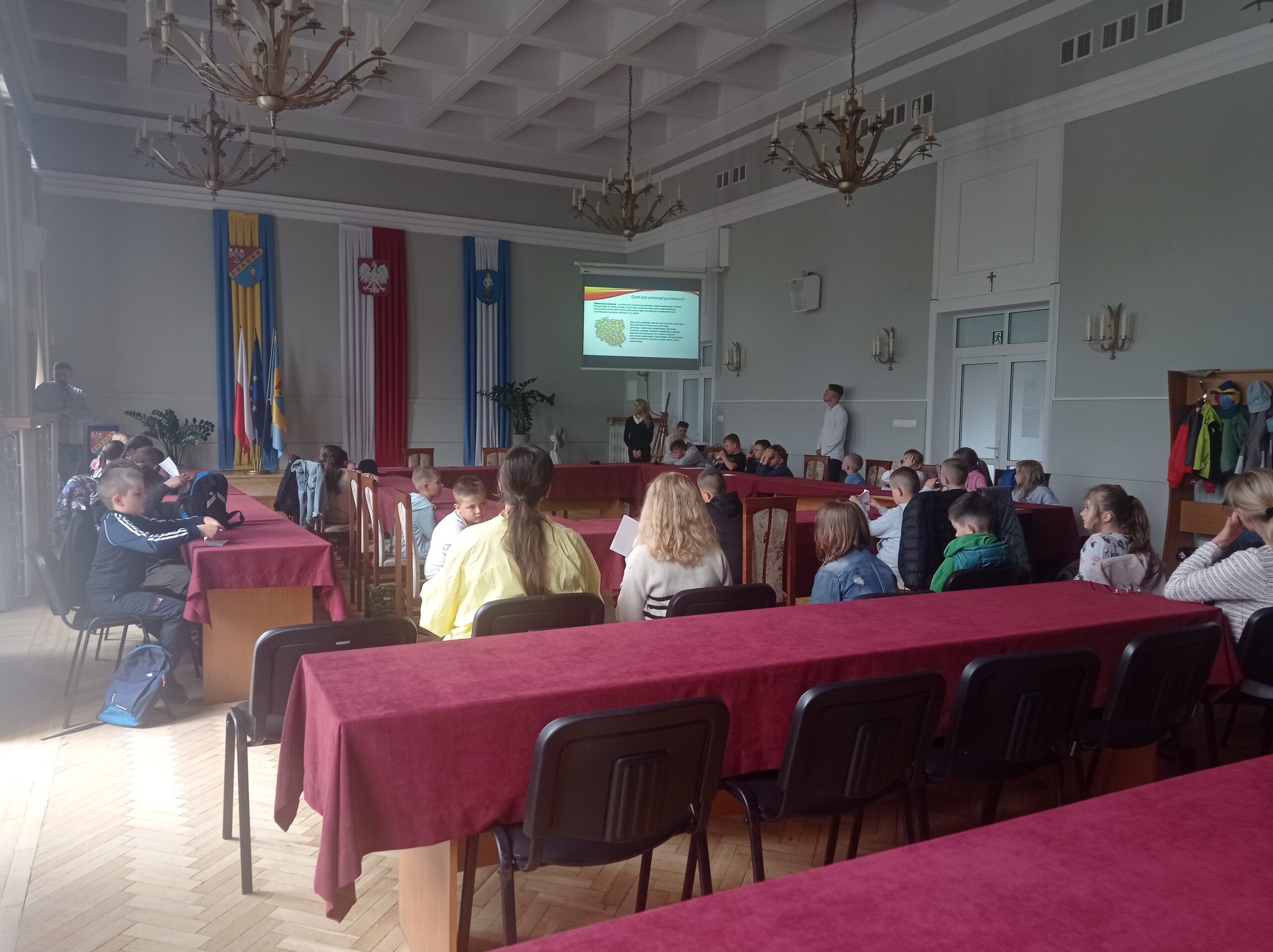 uczniowie Publicznej Szkoły Podstawowej im. św. Jana Pawła II w Borku wraz z opiekunami odwiedzili Starostwo Powiatowe w Białobrzegach.