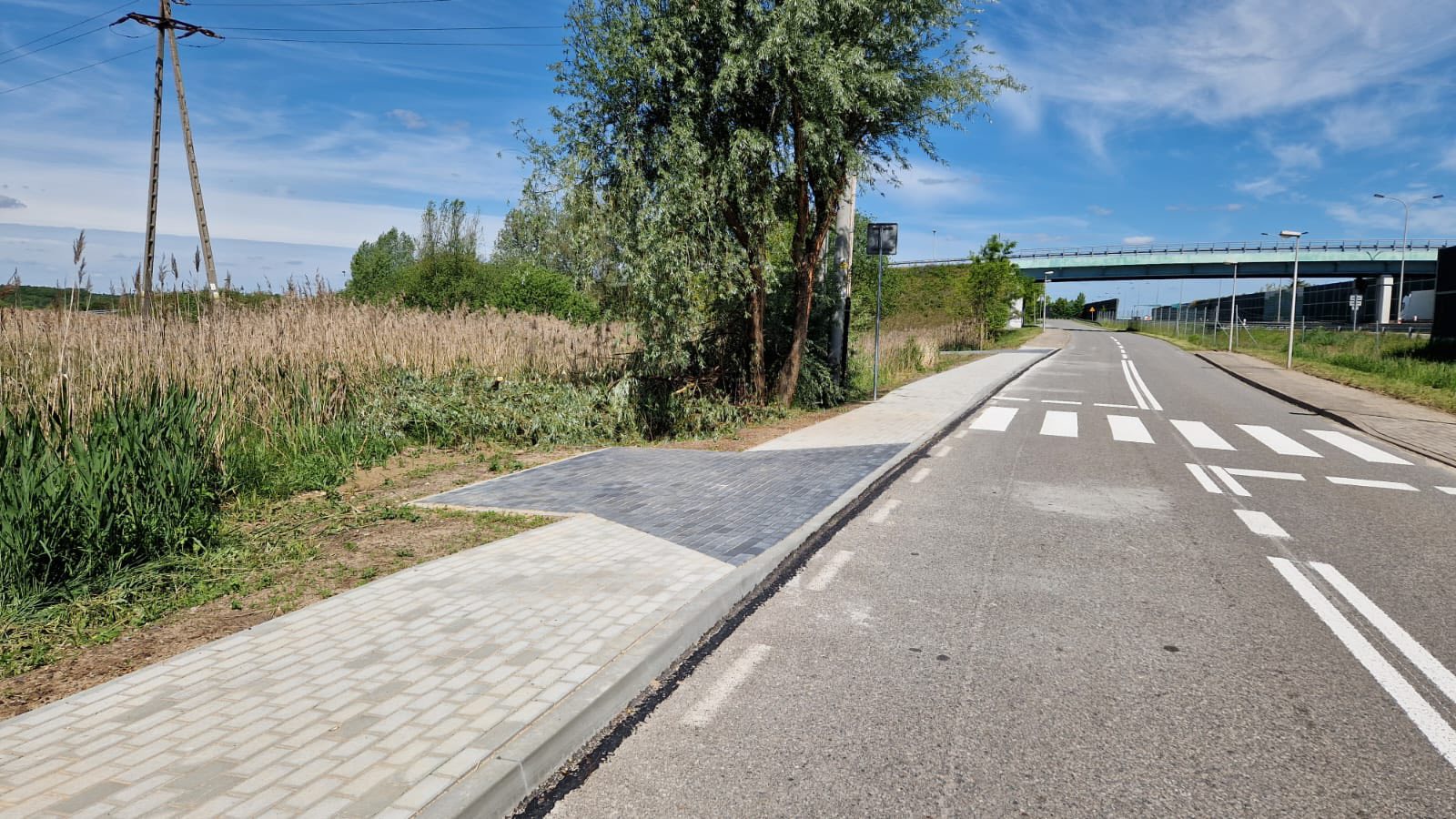 Mieszkańcy Kamienia mają nowy chodnik wzdłuż drogi powiatowej.