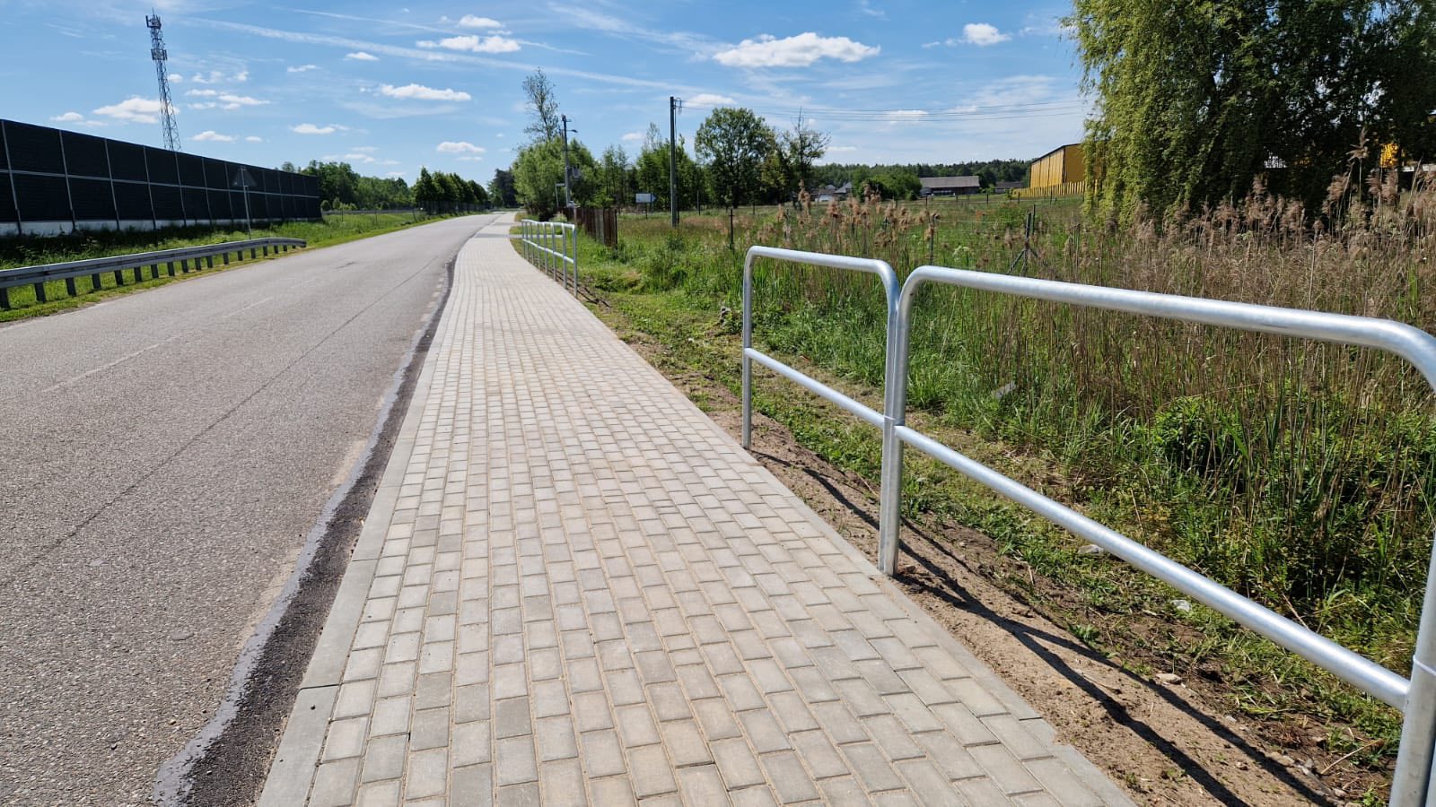 Mieszkańcy Kamienia mają nowy chodnik wzdłuż drogi powiatowej.