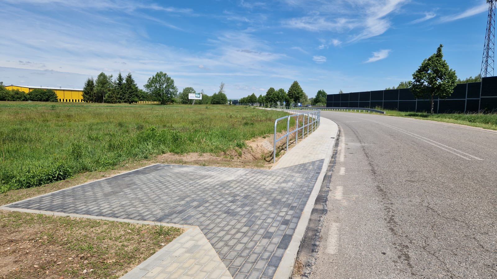 Mieszkańcy Kamienia mają nowy chodnik wzdłuż drogi powiatowej.