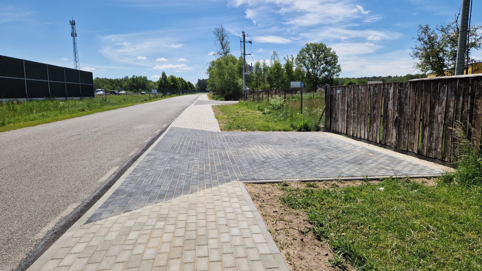 Mieszkańcy Kamienia mają nowy chodnik wzdłuż drogi powiatowej.
