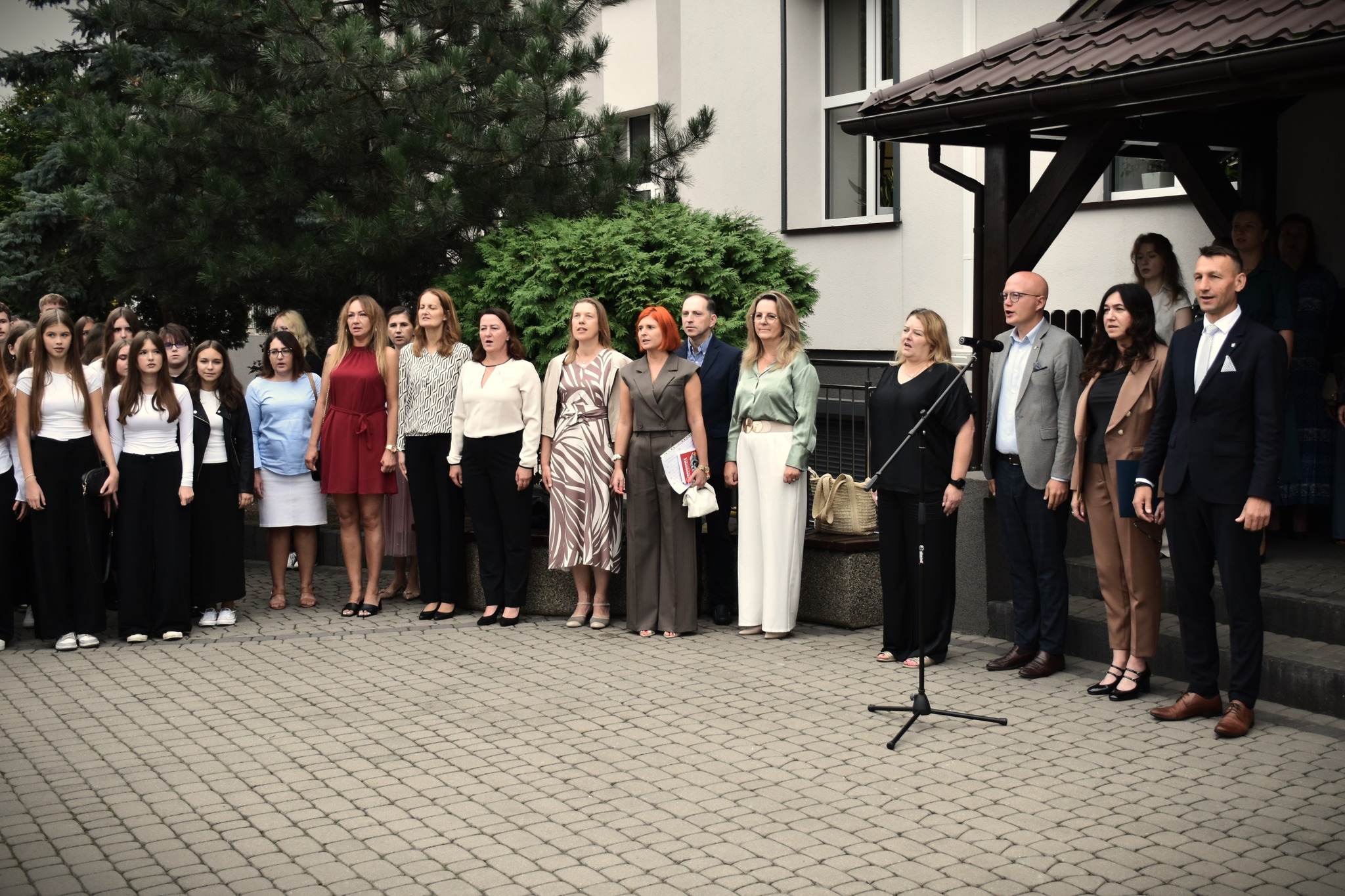 1 września w szkołach ponadpodstawowych prowadzonych przez Powiat Białobrzeski odbyły się uroczyste apele z okazji rozpoczęcia nowego roku szkolnego.