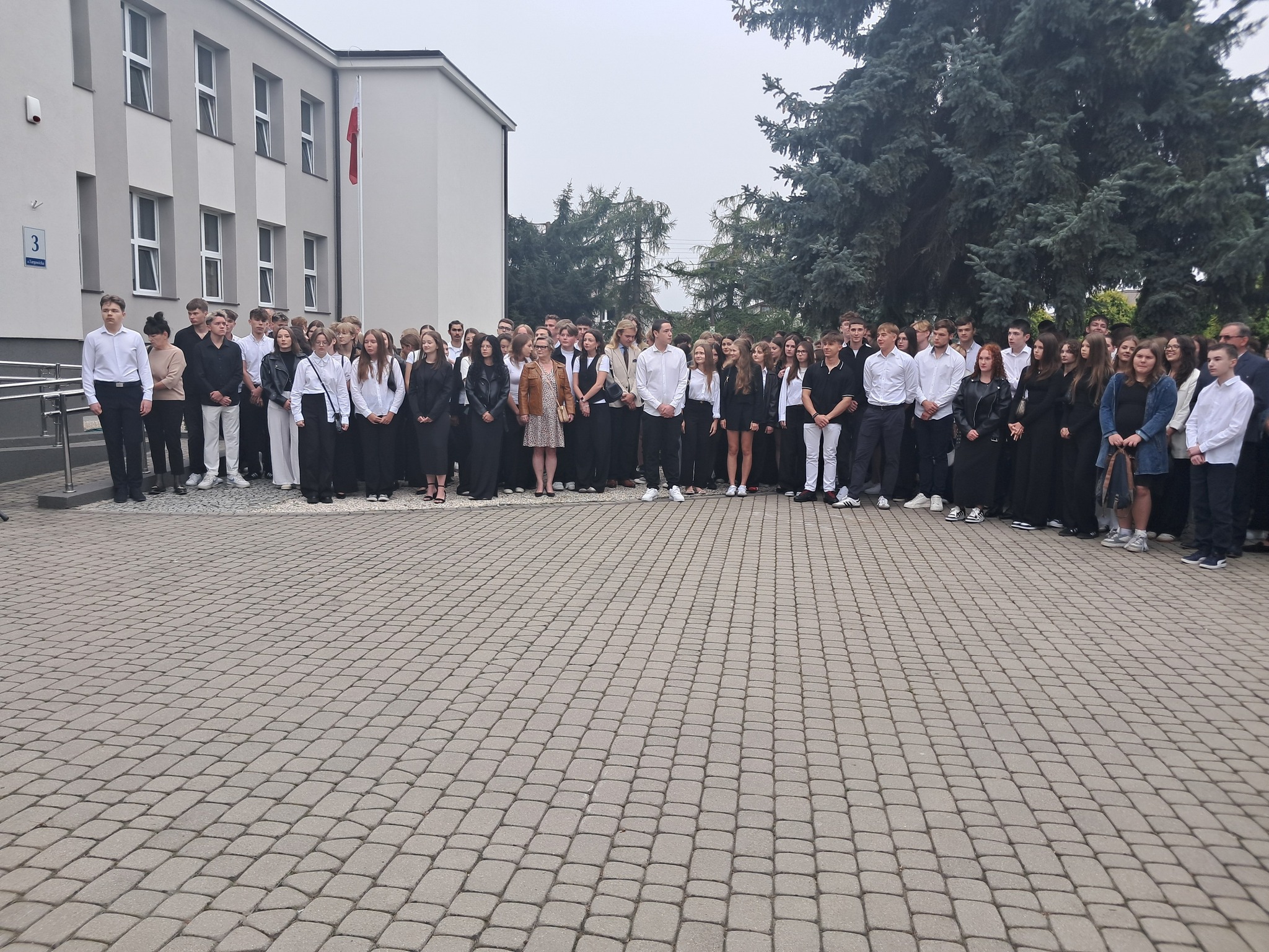 1 września w szkołach ponadpodstawowych prowadzonych przez Powiat Białobrzeski odbyły się uroczyste apele z okazji rozpoczęcia nowego roku szkolnego.