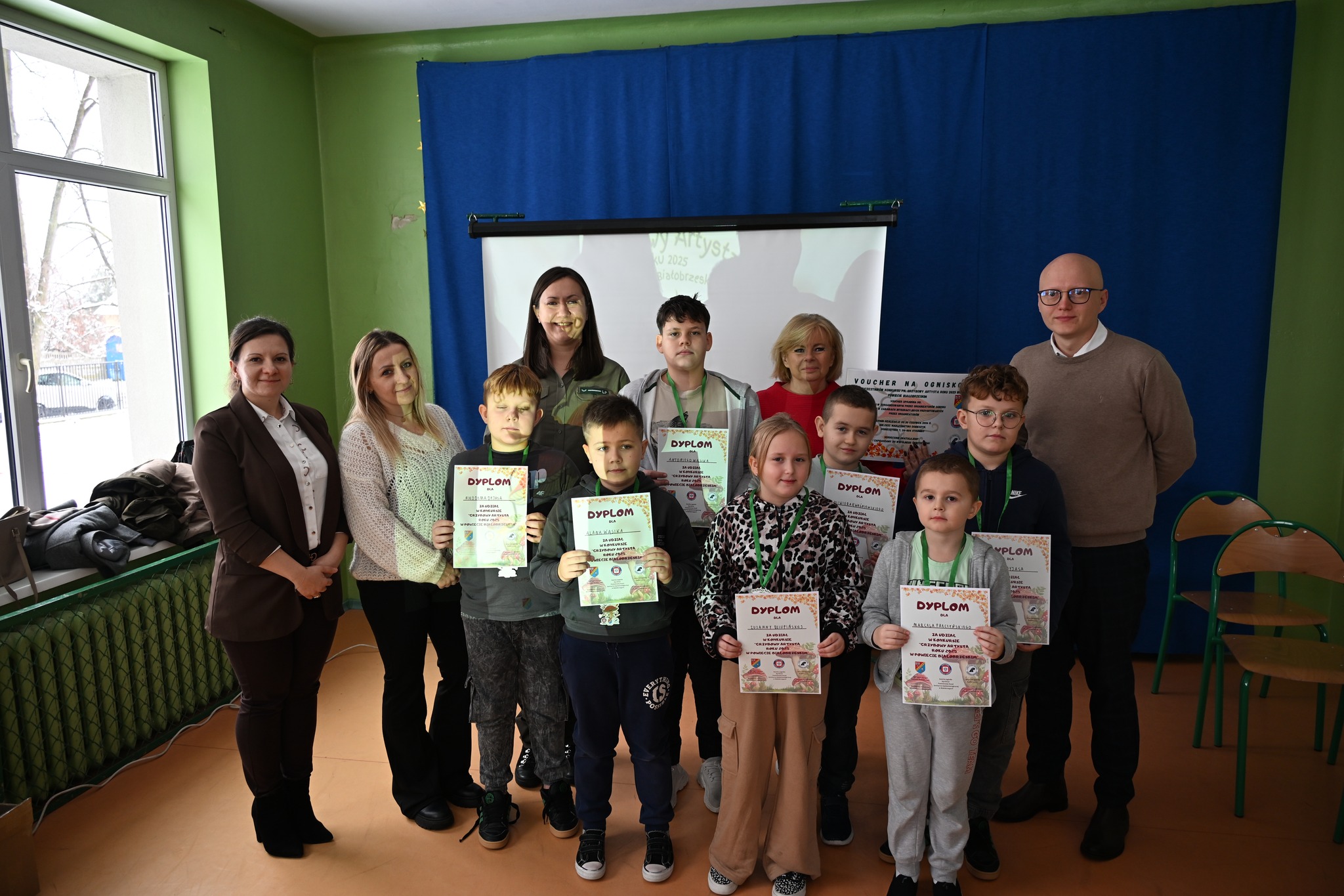 🍄‍🟫W ramach podsumowania konkursu pod nazwą „Grzybowy Artysta Roku 2025 w Powiecie Białobrzeskim” przedstawiciele organizatorów rozpoczęli serię spotkań z młodymi artystami, którzy włożyli ogrom serca w wykonanie prac konkursowych. 🍄‍🟫