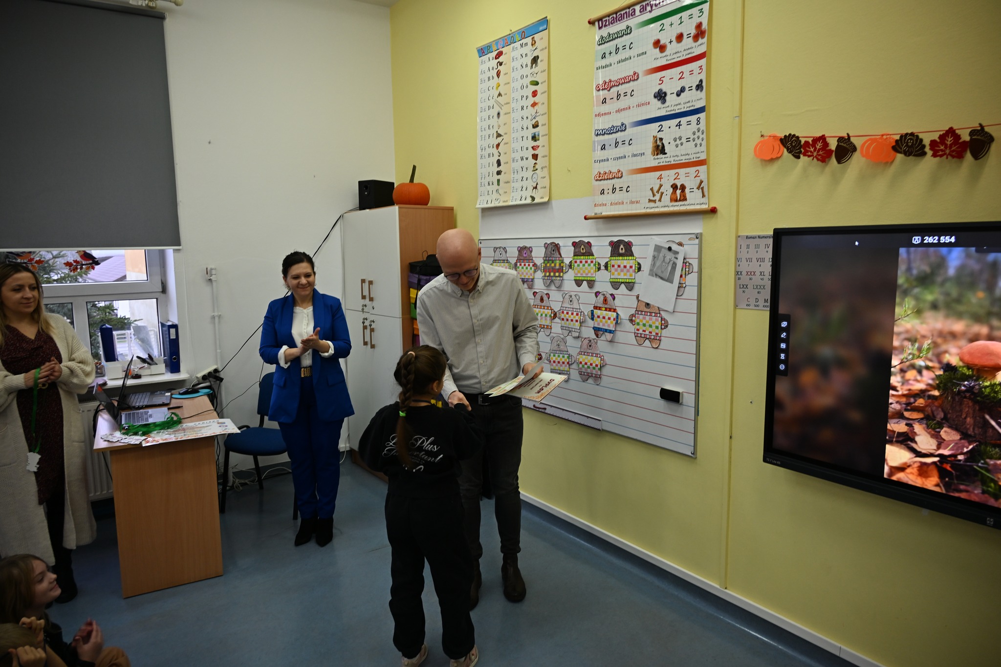 🍄‍🟫W ramach podsumowania konkursu pod nazwą „Grzybowy Artysta Roku 2025 w Powiecie Białobrzeskim” przedstawiciele organizatorów rozpoczęli serię spotkań z młodymi artystami, którzy włożyli ogrom serca w wykonanie prac konkursowych. 🍄‍🟫