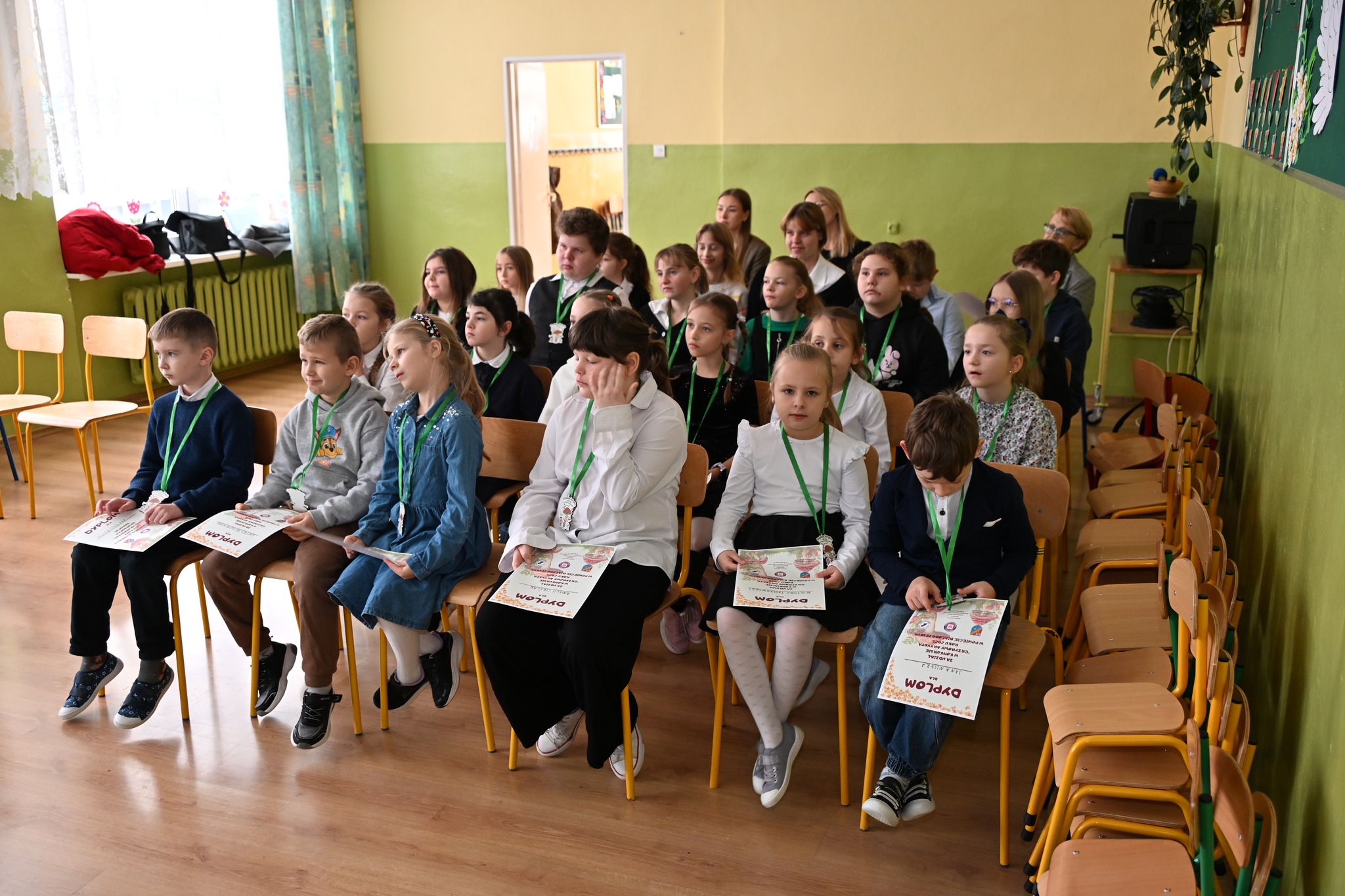 🍄‍🟫W ramach podsumowania konkursu pod nazwą „Grzybowy Artysta Roku 2025 w Powiecie Białobrzeskim” przedstawiciele organizatorów rozpoczęli serię spotkań z młodymi artystami, którzy włożyli ogrom serca w wykonanie prac konkursowych. 🍄‍🟫