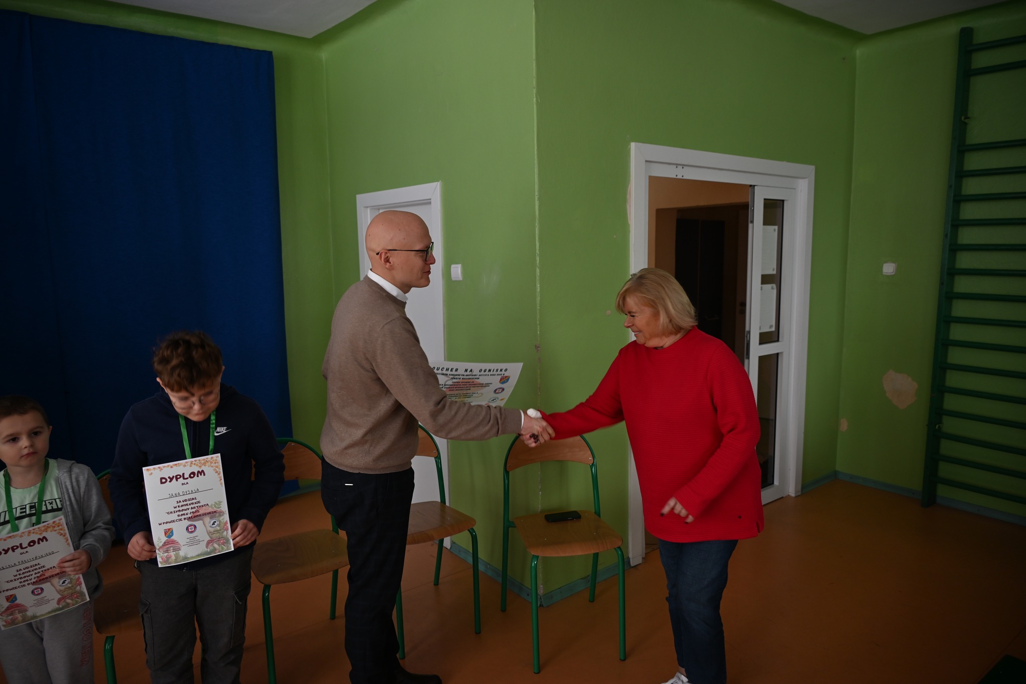 🍄‍🟫W ramach podsumowania konkursu pod nazwą „Grzybowy Artysta Roku 2025 w Powiecie Białobrzeskim” przedstawiciele organizatorów rozpoczęli serię spotkań z młodymi artystami, którzy włożyli ogrom serca w wykonanie prac konkursowych. 🍄‍🟫