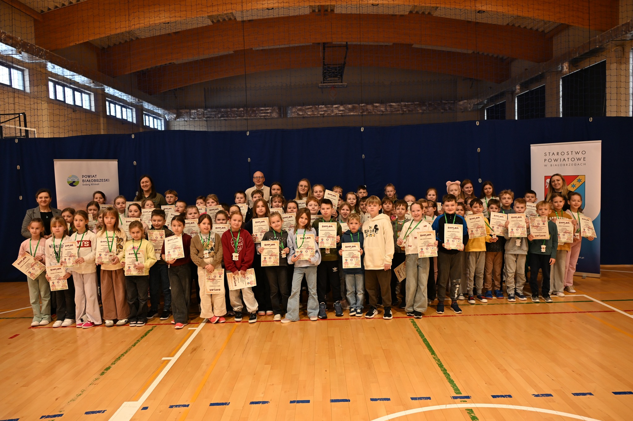 🍄‍🟫W ramach podsumowania konkursu pod nazwą „Grzybowy Artysta Roku 2025 w Powiecie Białobrzeskim” przedstawiciele organizatorów rozpoczęli serię spotkań z młodymi artystami, którzy włożyli ogrom serca w wykonanie prac konkursowych. 🍄‍🟫