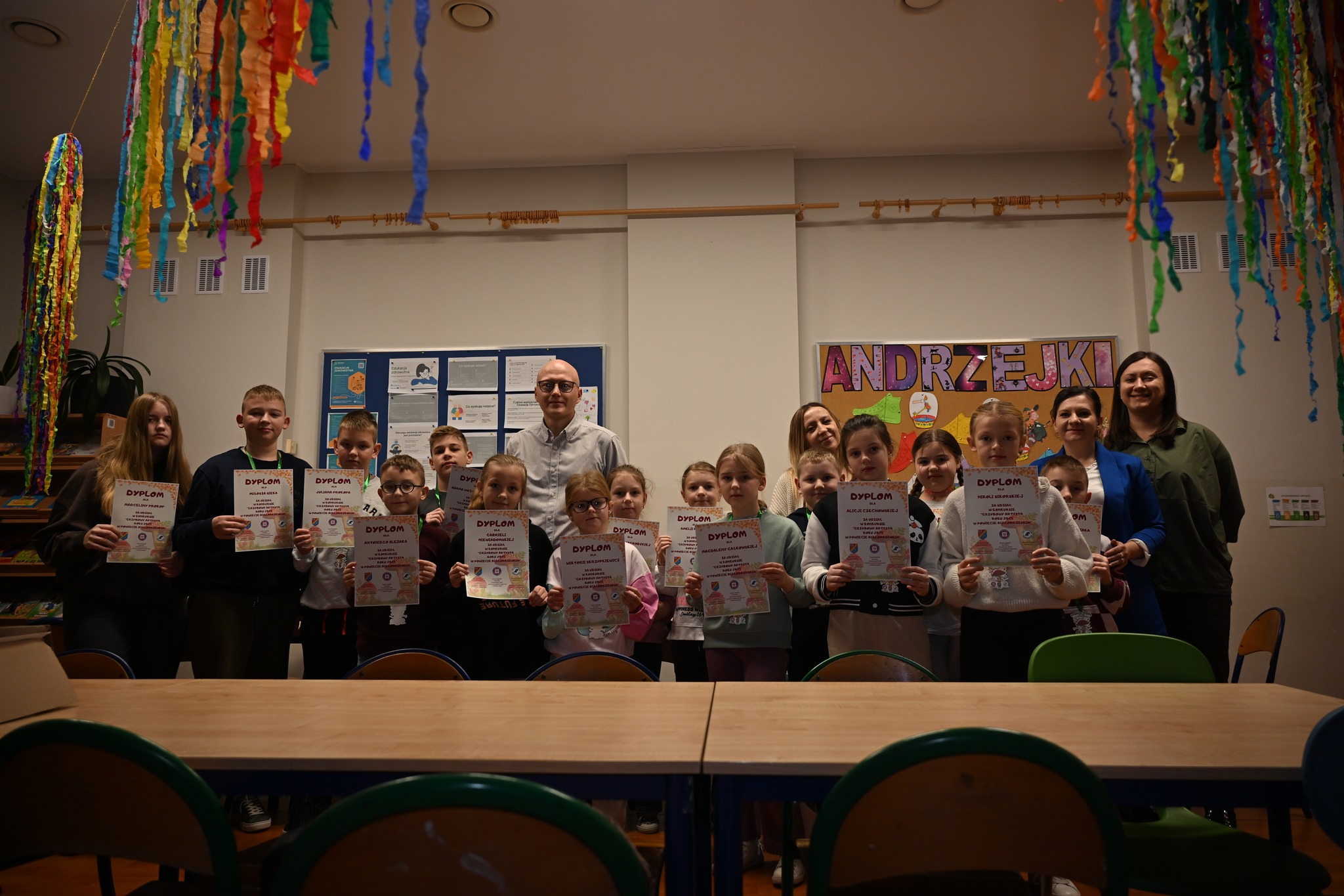 🍄‍🟫W ramach podsumowania konkursu pod nazwą „Grzybowy Artysta Roku 2025 w Powiecie Białobrzeskim” przedstawiciele organizatorów rozpoczęli serię spotkań z młodymi artystami, którzy włożyli ogrom serca w wykonanie prac konkursowych. 🍄‍🟫