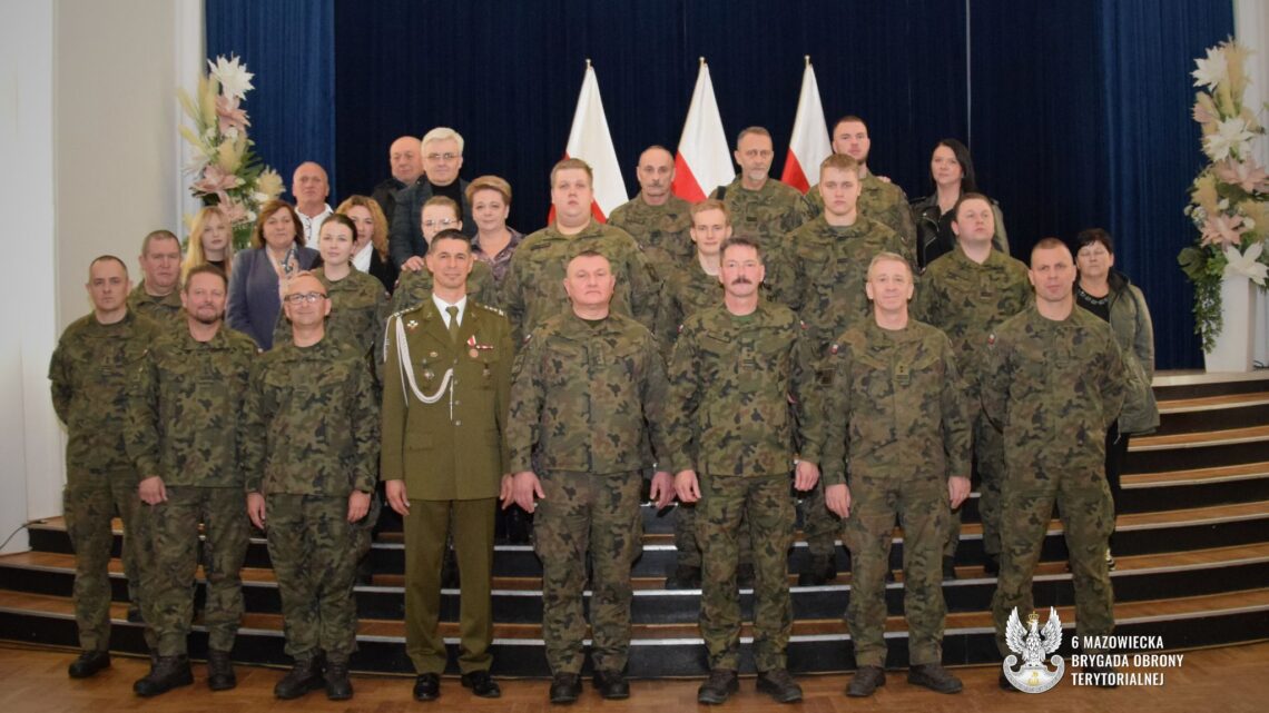 Wysiłek zwieńczony awansem – nowo mianowani kaprale w 6MBOT