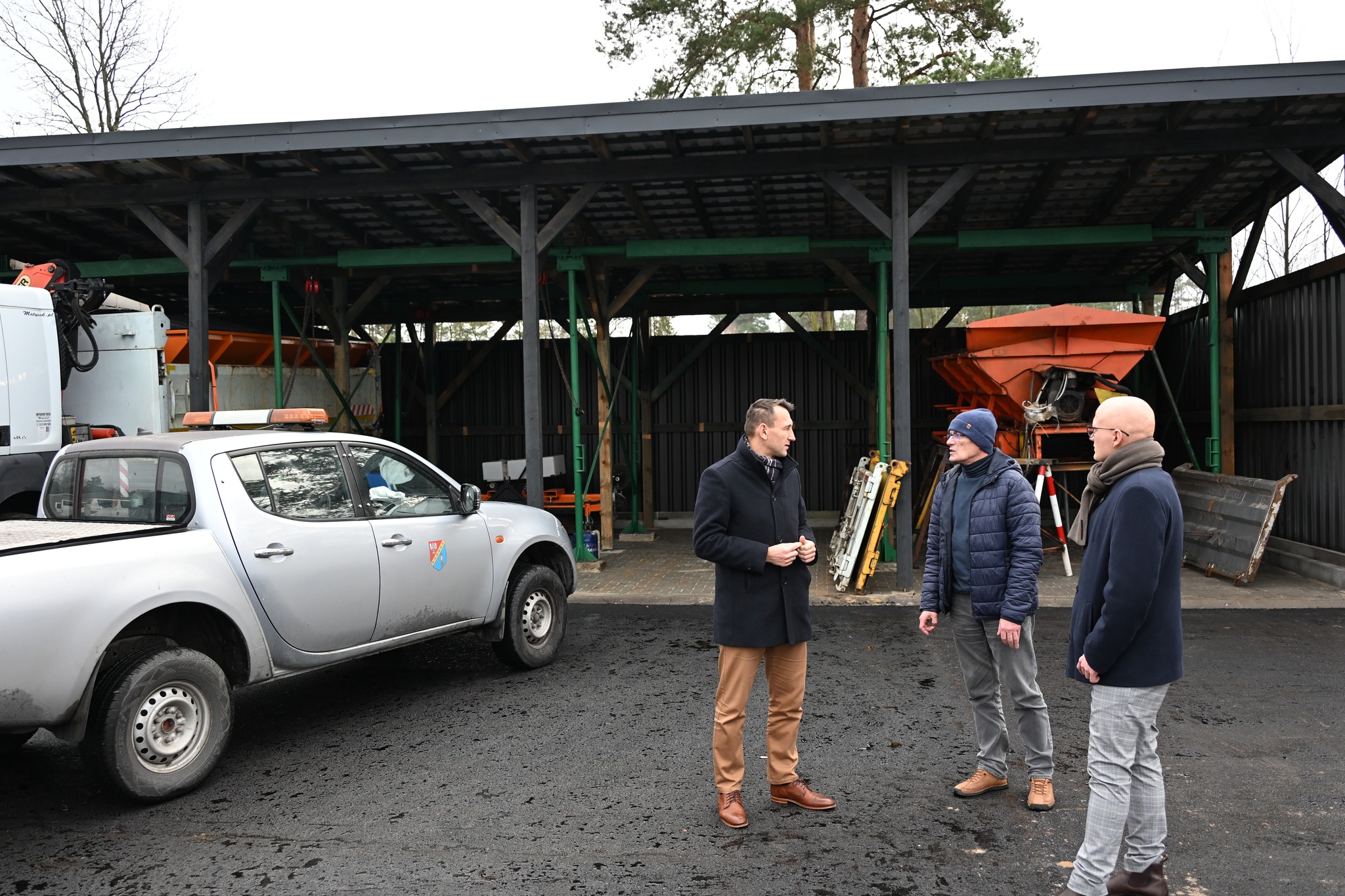 🚜 W ostatnich dniach zakończono kolejny etap zagospodarowania terenu przy Powiatowym Zarządzie Dróg Publicznych w Białobrzegach.