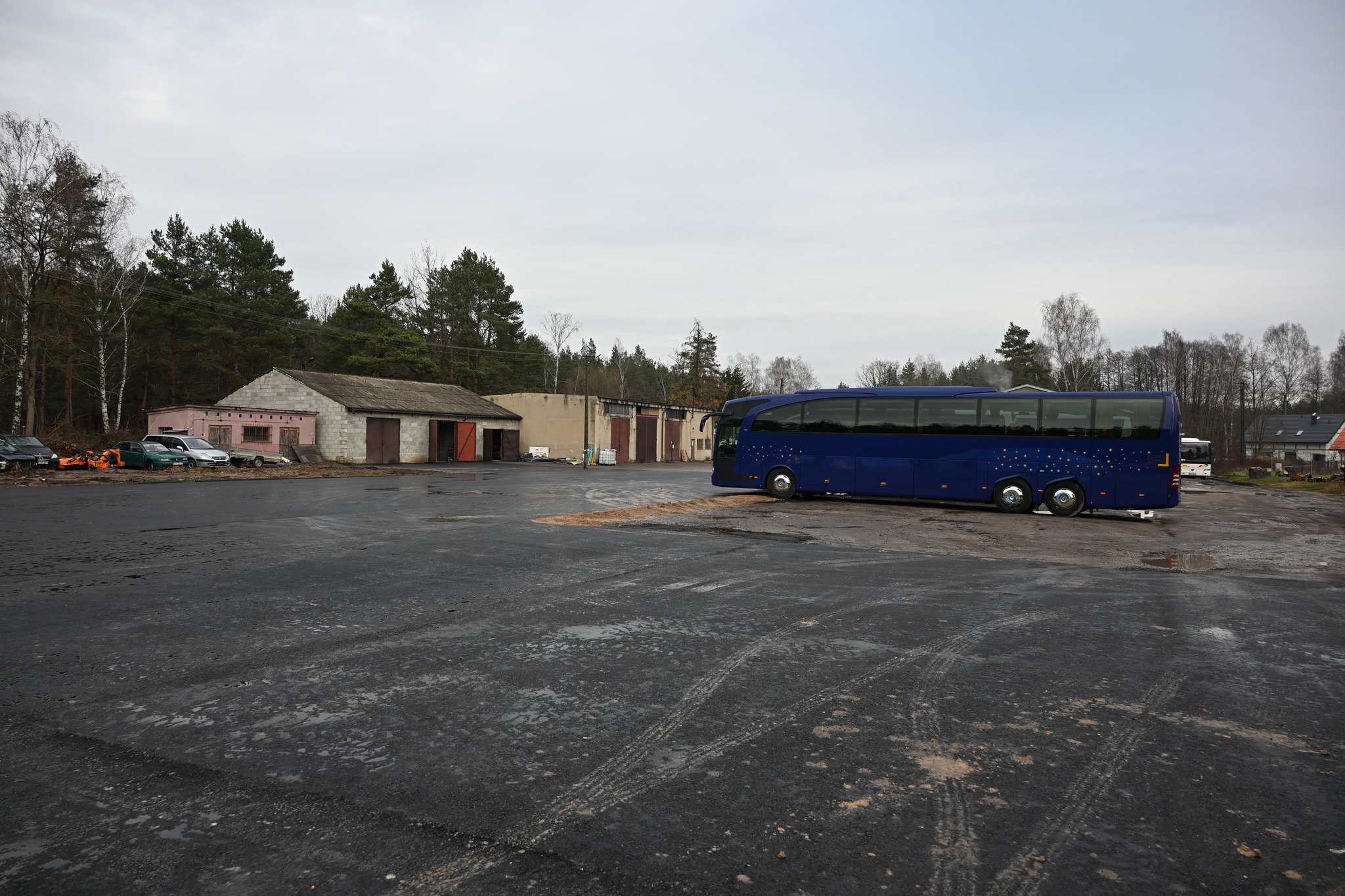 🚜 W ostatnich dniach zakończono kolejny etap zagospodarowania terenu przy Powiatowym Zarządzie Dróg Publicznych w Białobrzegach.