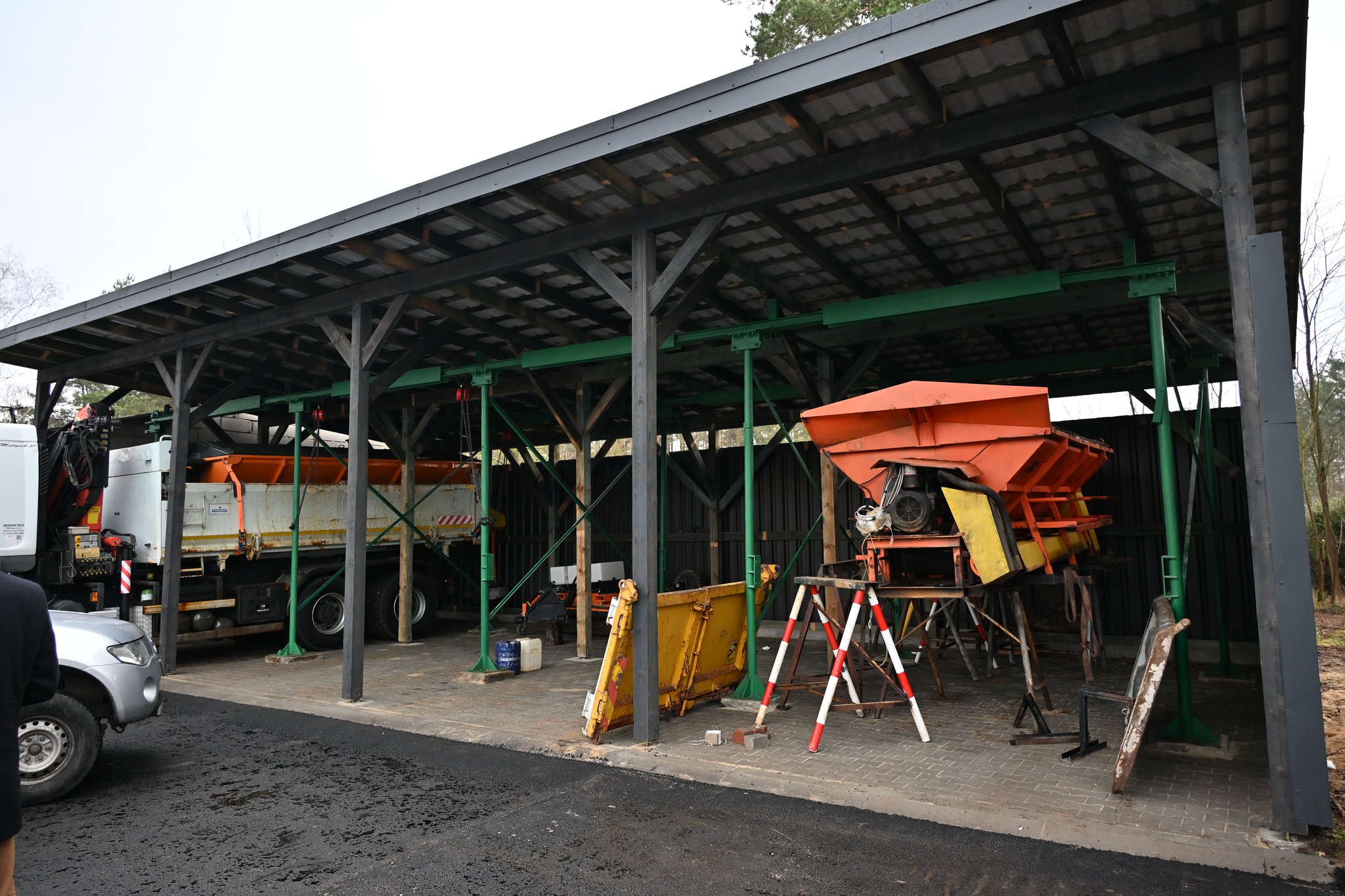 🚜 W ostatnich dniach zakończono kolejny etap zagospodarowania terenu przy Powiatowym Zarządzie Dróg Publicznych w Białobrzegach.