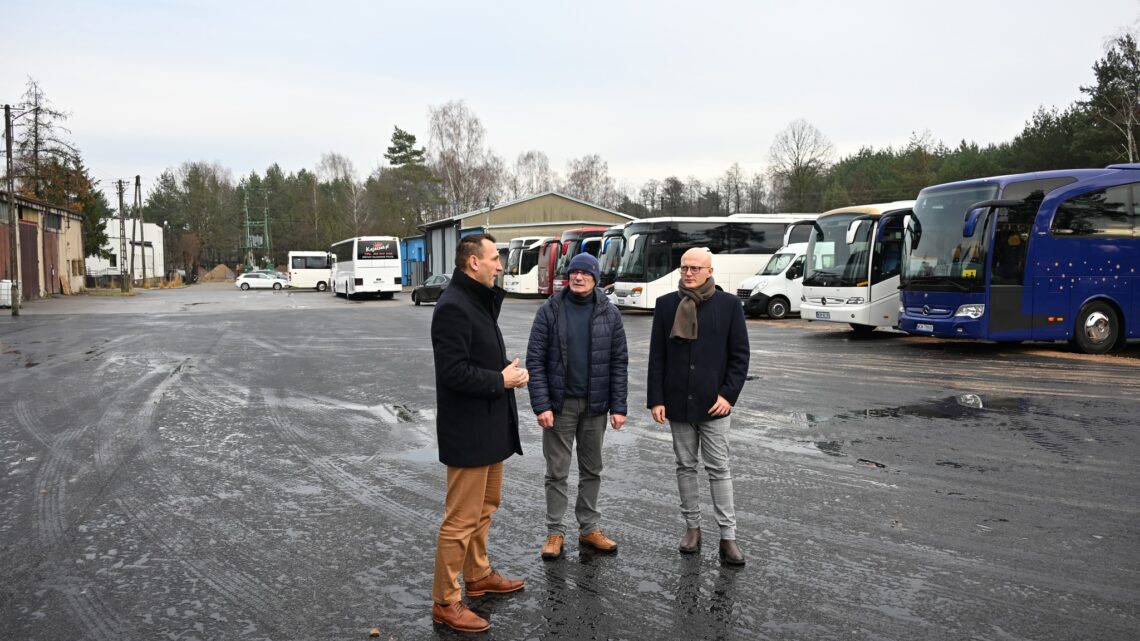 🚜 W ostatnich dniach zakończono kolejny etap zagospodarowania terenu przy Powiatowym Zarządzie Dróg Publicznych w Białobrzegach.